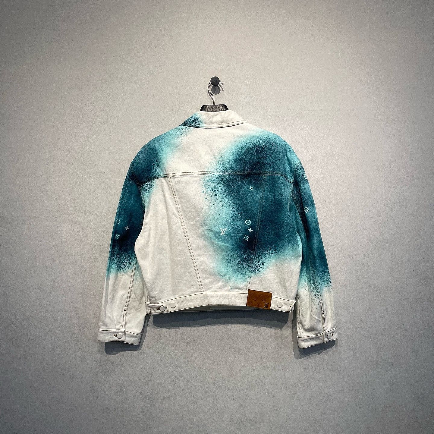 Louis Vuitton LOUIS VUITTON Spray Paint Denim Jacket Size 52 Size US L / EU 52-54 / 3 - 2 Thumbnail