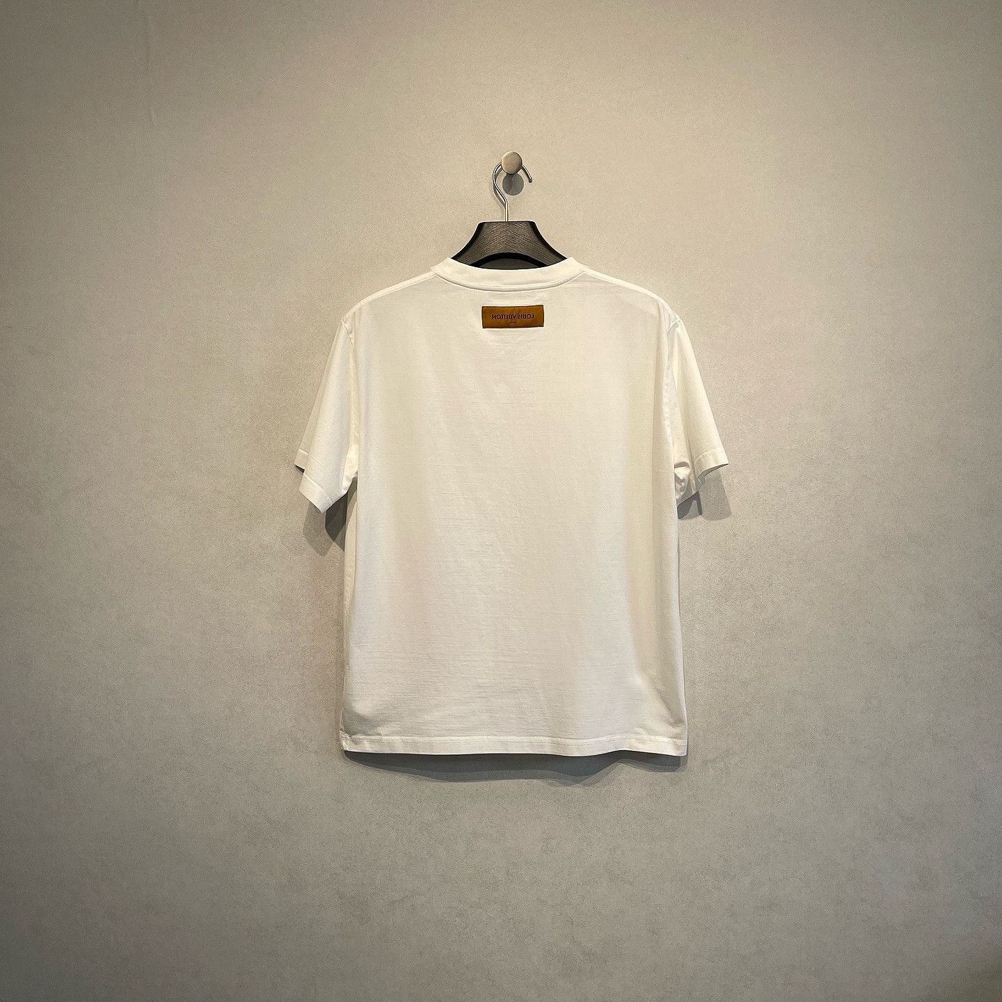 Louis Vuitton Louis Vuitton Embossed Logo T-Shirt Size L Size US L / EU 52-54 / 3 - 2 Thumbnail