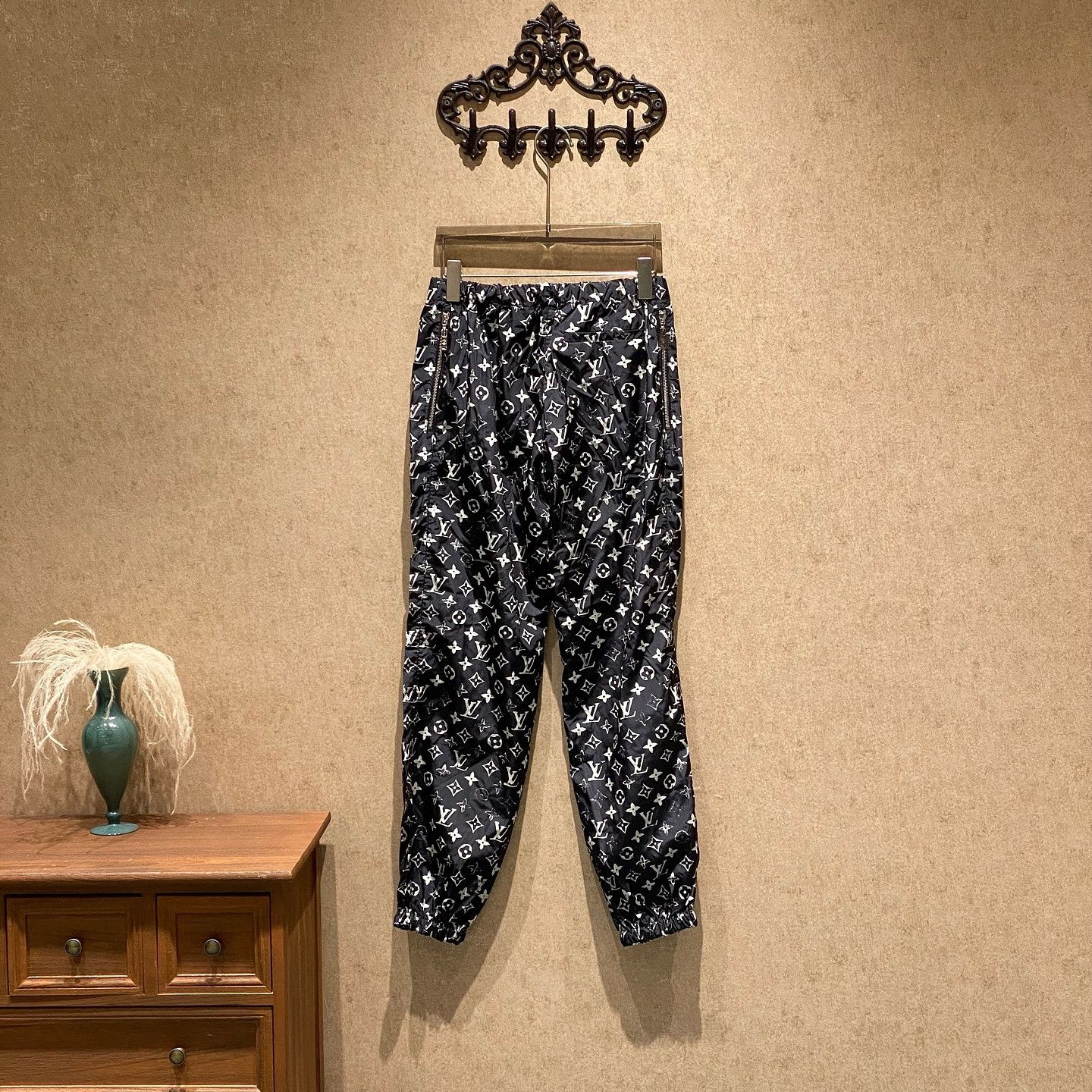 Louis Vuitton LOUIS VUITTON Monogram Joggers Size 36 Size 25" / US 0 / IT 36 - 2 Thumbnail