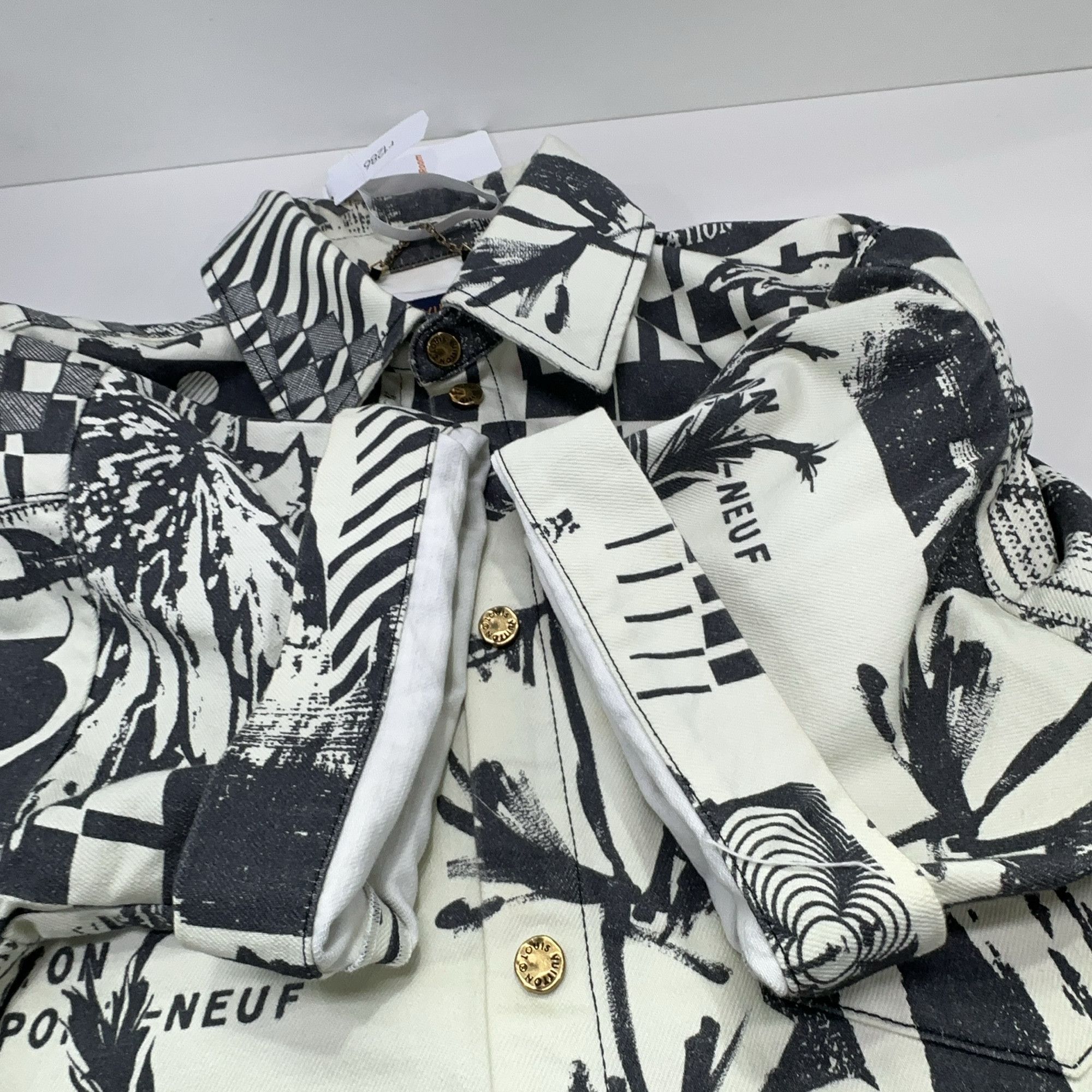 Louis Vuitton Louis Vuitton Geometric Print Short Sleeve Shirt L Size US L / EU 52-54 / 3 - 10 Thumbnail