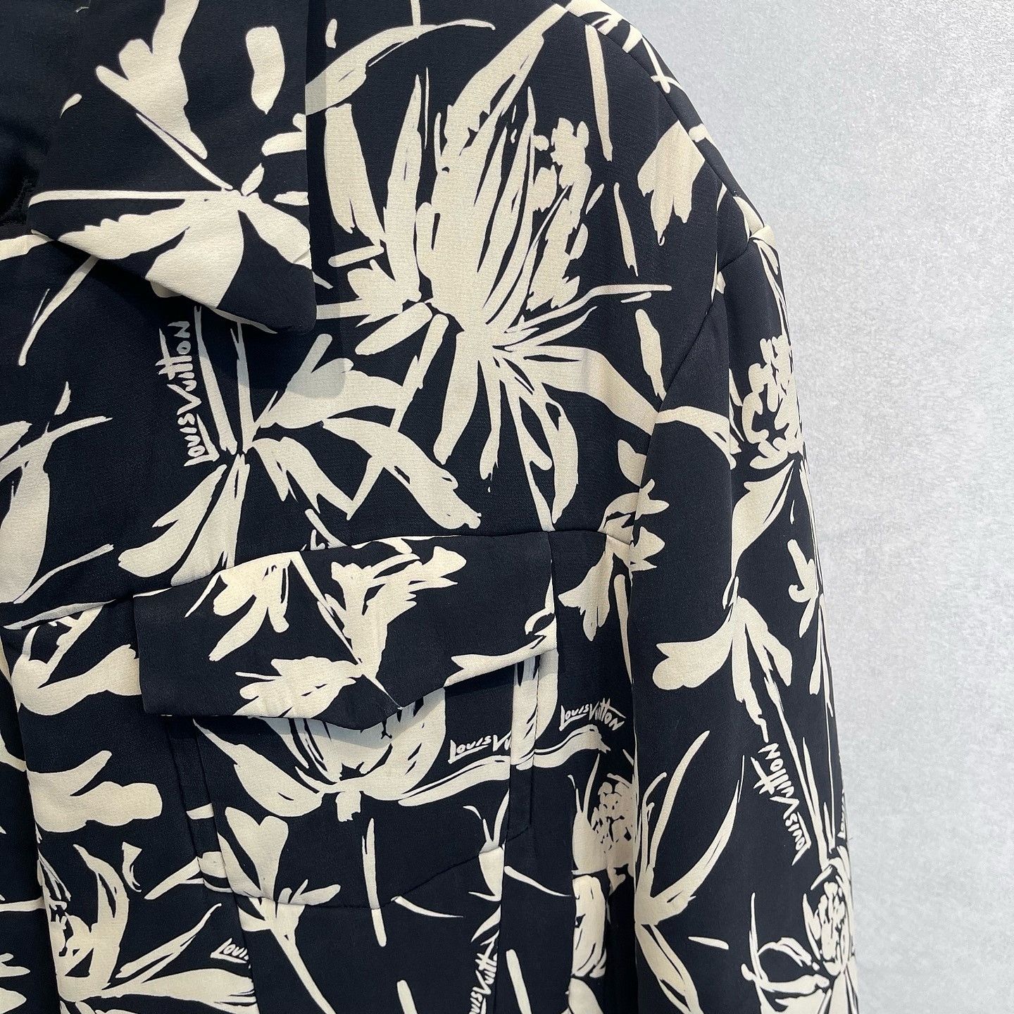 Louis Vuitton Louis Vuitton Floral Light Jacket Size M Size US M / EU 48-50 / 2 - 7 Thumbnail
