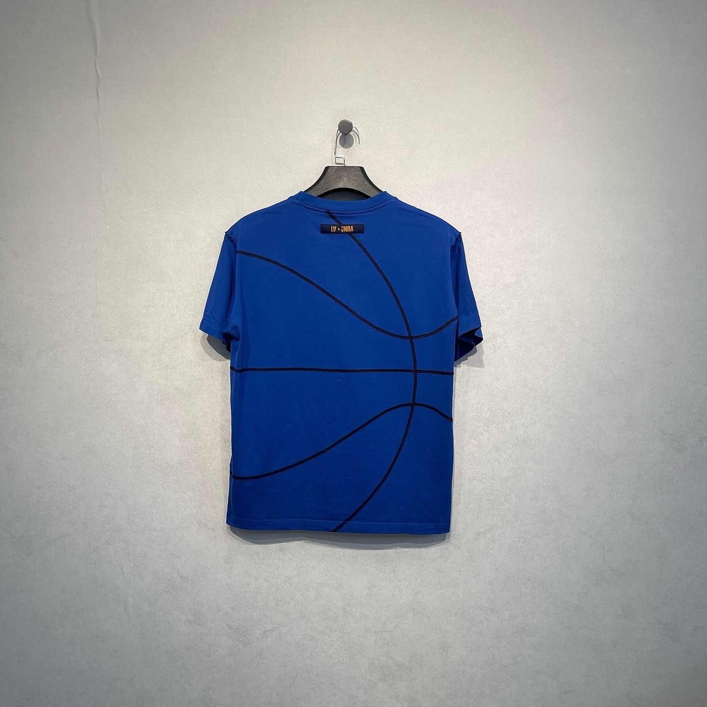 Louis Vuitton Louis Vuitton x NBA Basketball Logo T-Shirt Size L Size US L / EU 52-54 / 3 - 2 Thumbnail