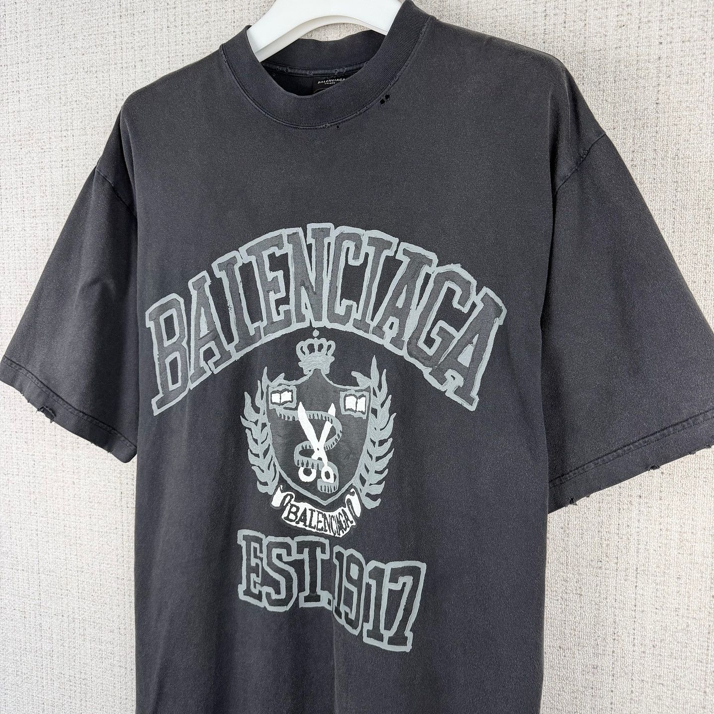 Balenciaga Balenciaga Crest Logo T-Shirt Size M Size US M / EU 48-50 / 2 - 5 Thumbnail