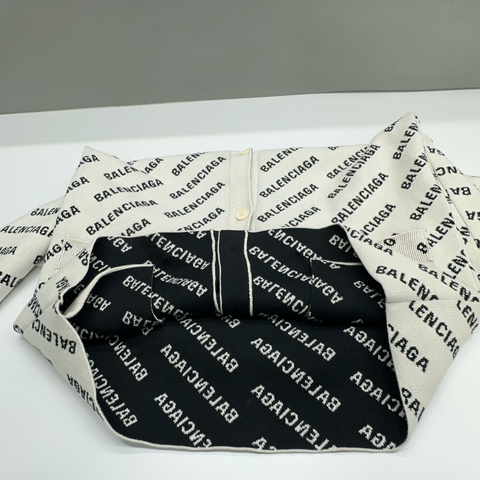 Balenciaga Balenciaga All Over Logo Cardigan Size L Size US L / EU 52-54 / 3 - 8 Thumbnail