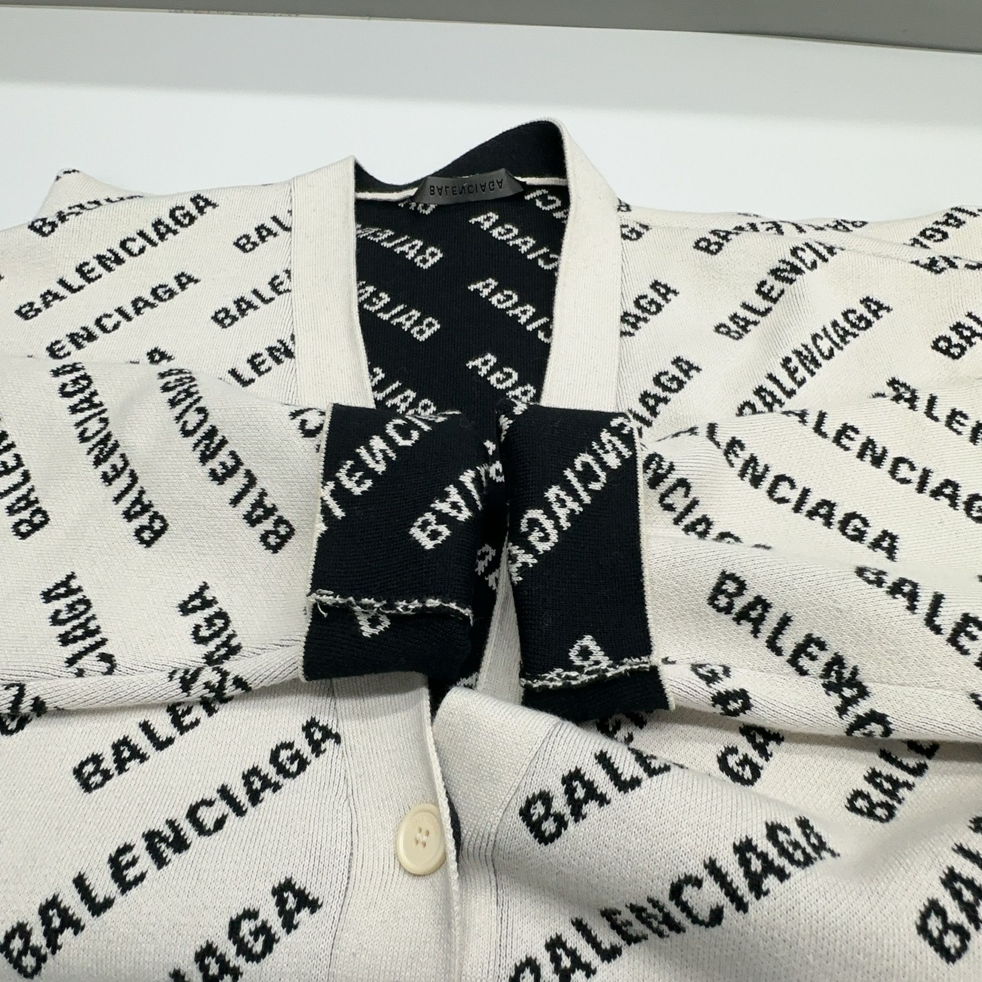 Balenciaga Balenciaga All Over Logo Cardigan Size L Size US L / EU 52-54 / 3 - 10 Thumbnail