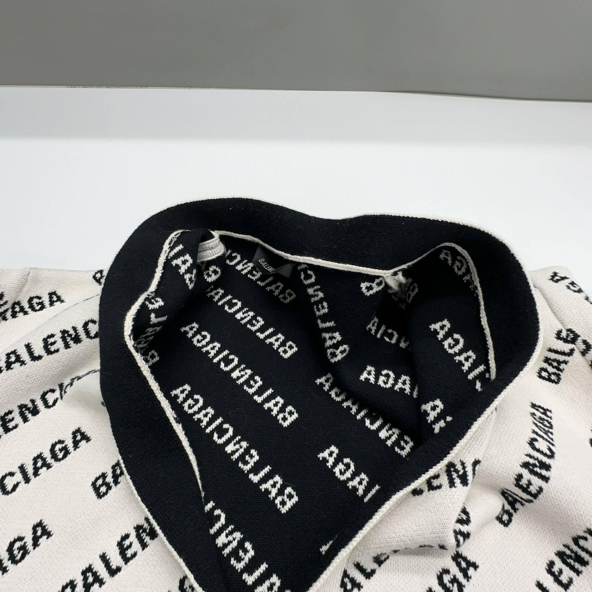 Balenciaga Balenciaga All Over Logo Cardigan Size L Size US L / EU 52-54 / 3 - 5 Thumbnail
