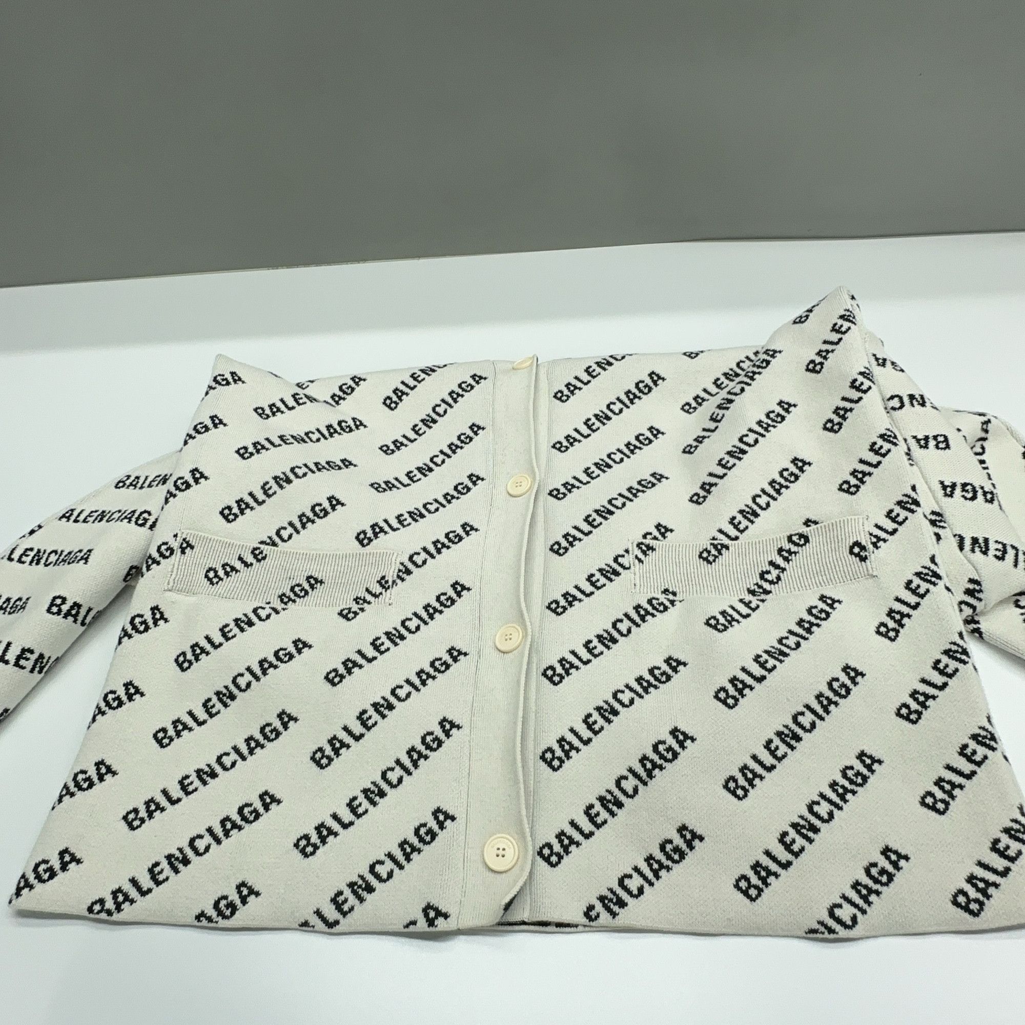 Balenciaga Balenciaga All Over Logo Cardigan Size L Size US L / EU 52-54 / 3 - 7 Thumbnail