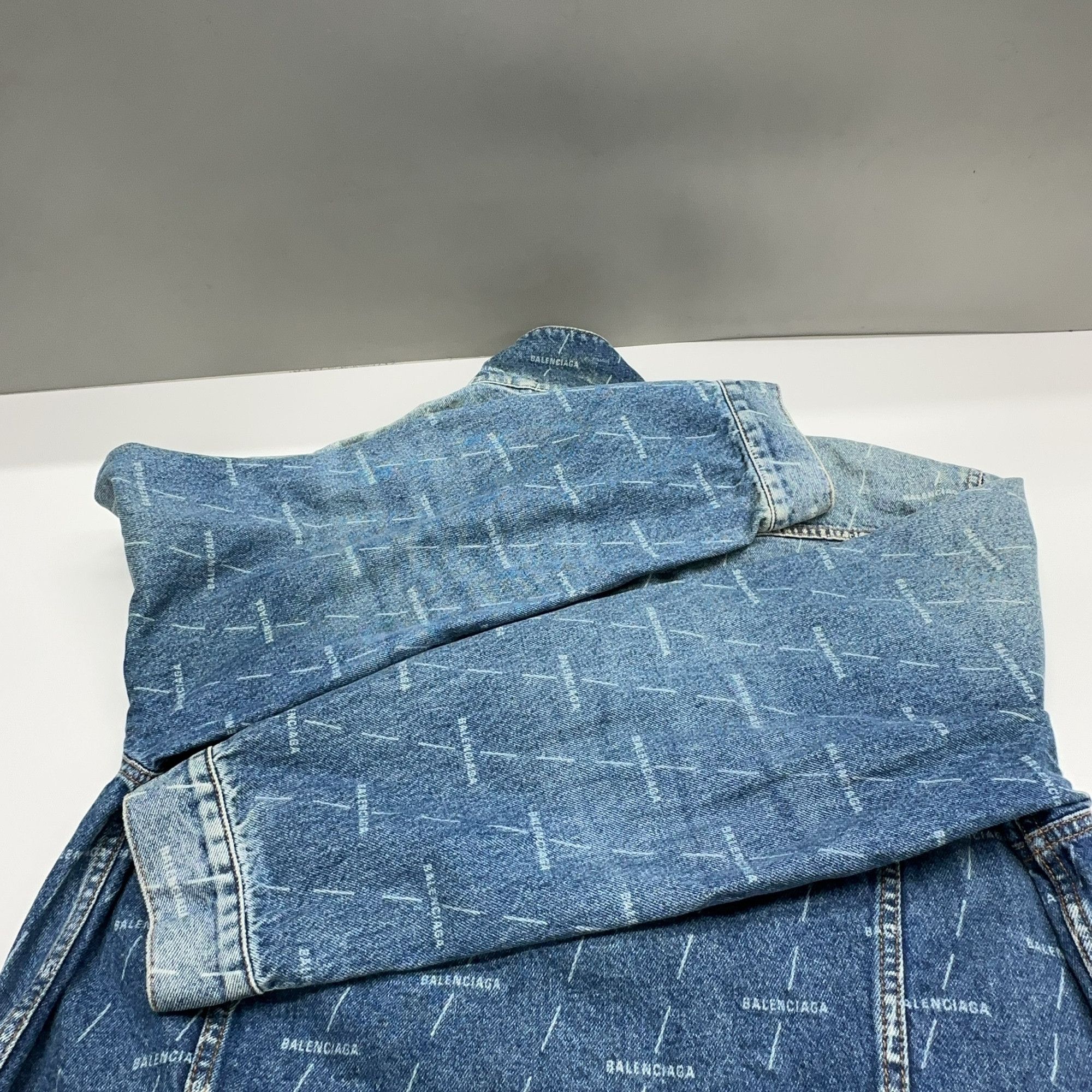 Balenciaga Balenciaga All-over Logo Denim Jacket Size 50 Size US M / EU 48-50 / 2 - 12 Thumbnail
