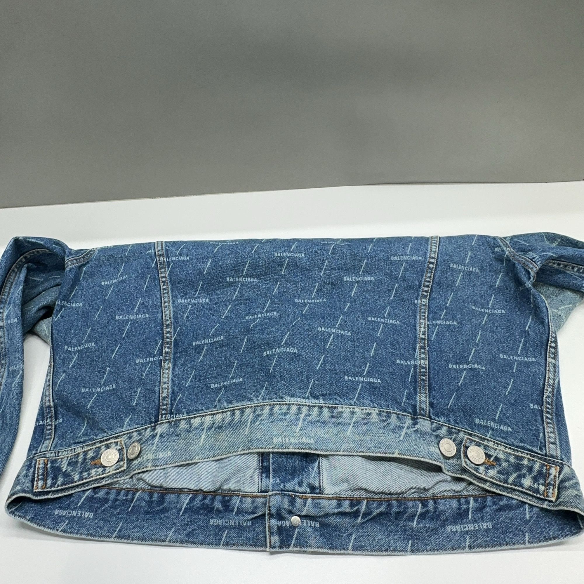 Balenciaga Balenciaga All-over Logo Denim Jacket Size 50 Size US M / EU 48-50 / 2 - 14 Thumbnail