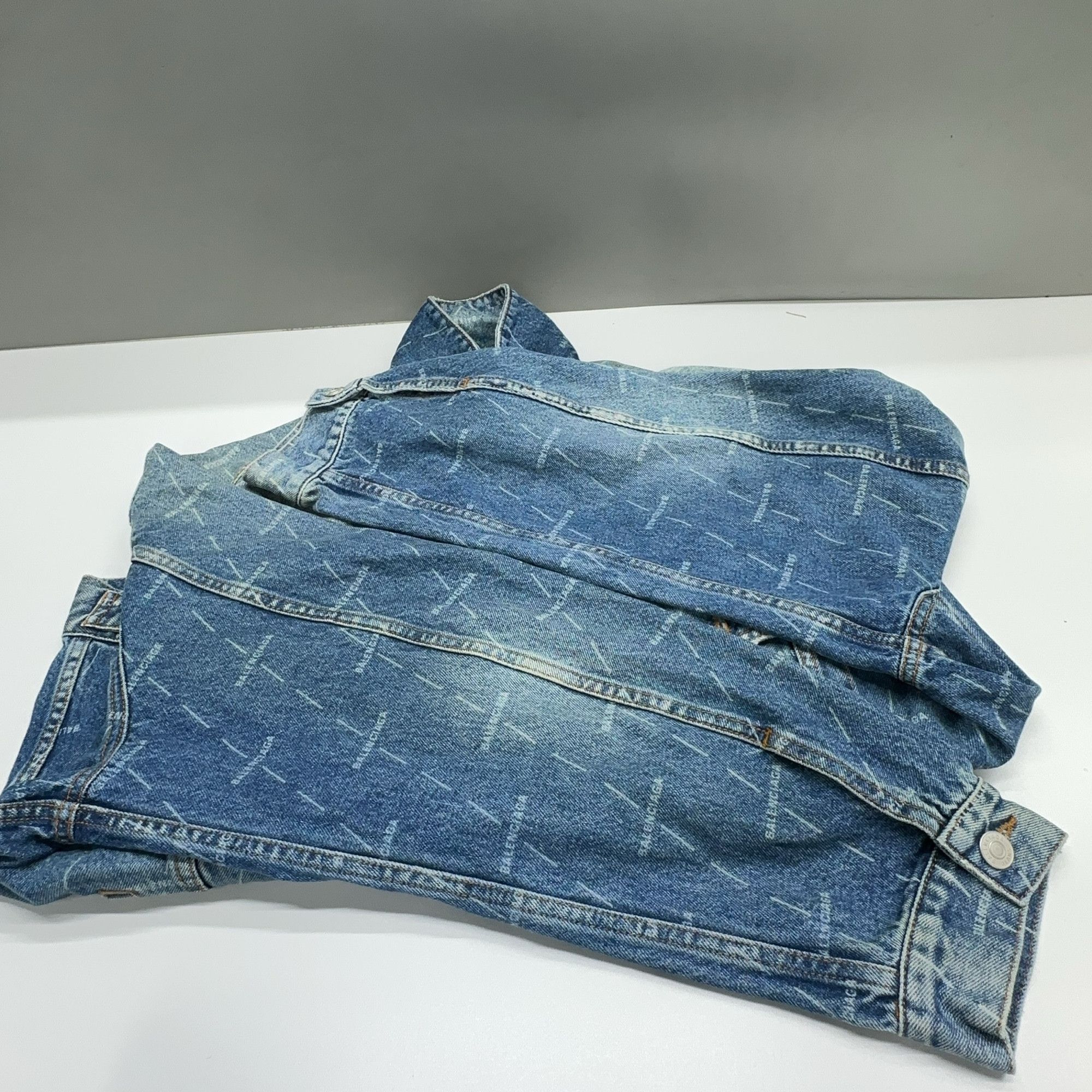 Balenciaga Balenciaga All-over Logo Denim Jacket Size 50 Size US M / EU 48-50 / 2 - 10 Thumbnail