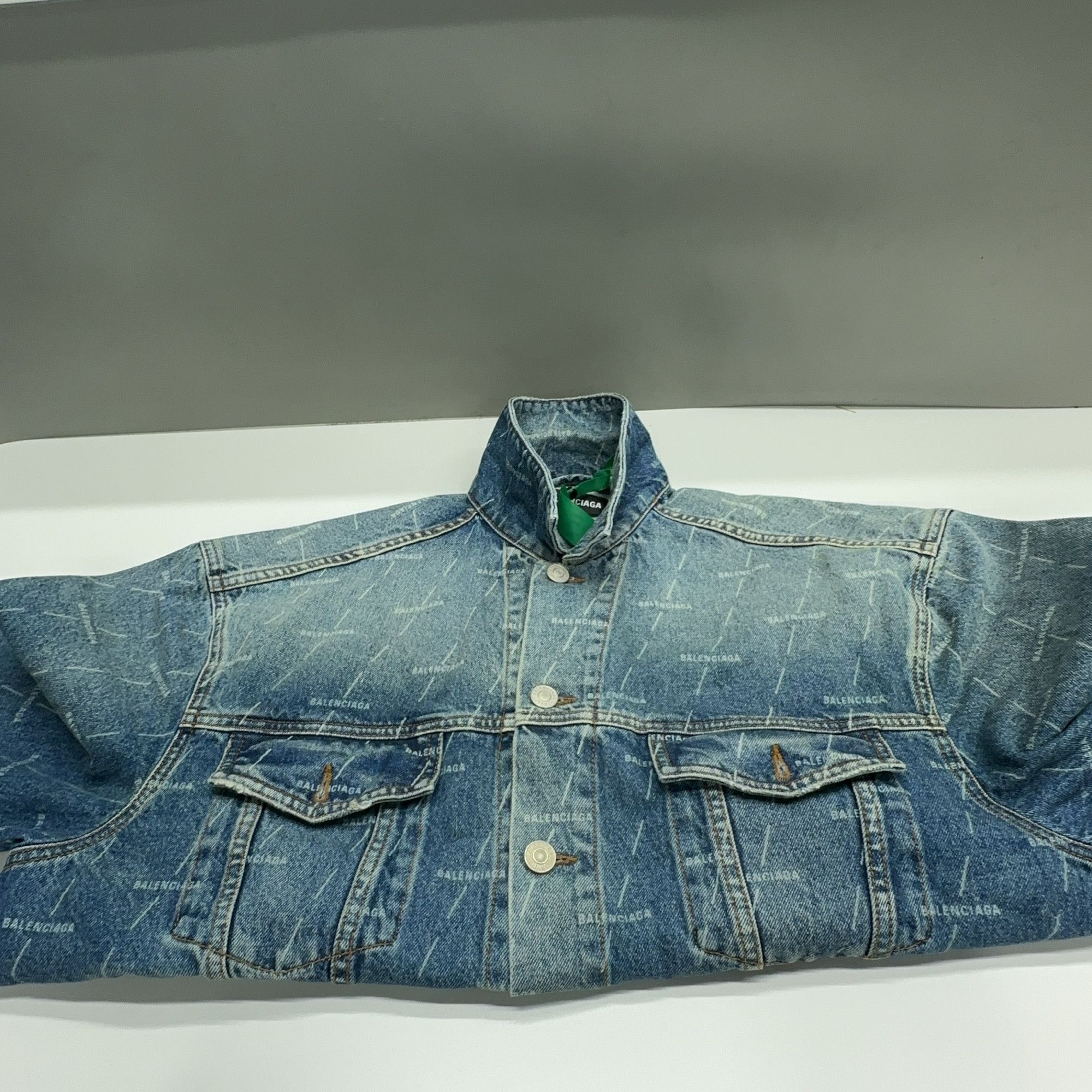 Balenciaga Balenciaga All-over Logo Denim Jacket Size 50 Size US M / EU 48-50 / 2 - 7 Thumbnail