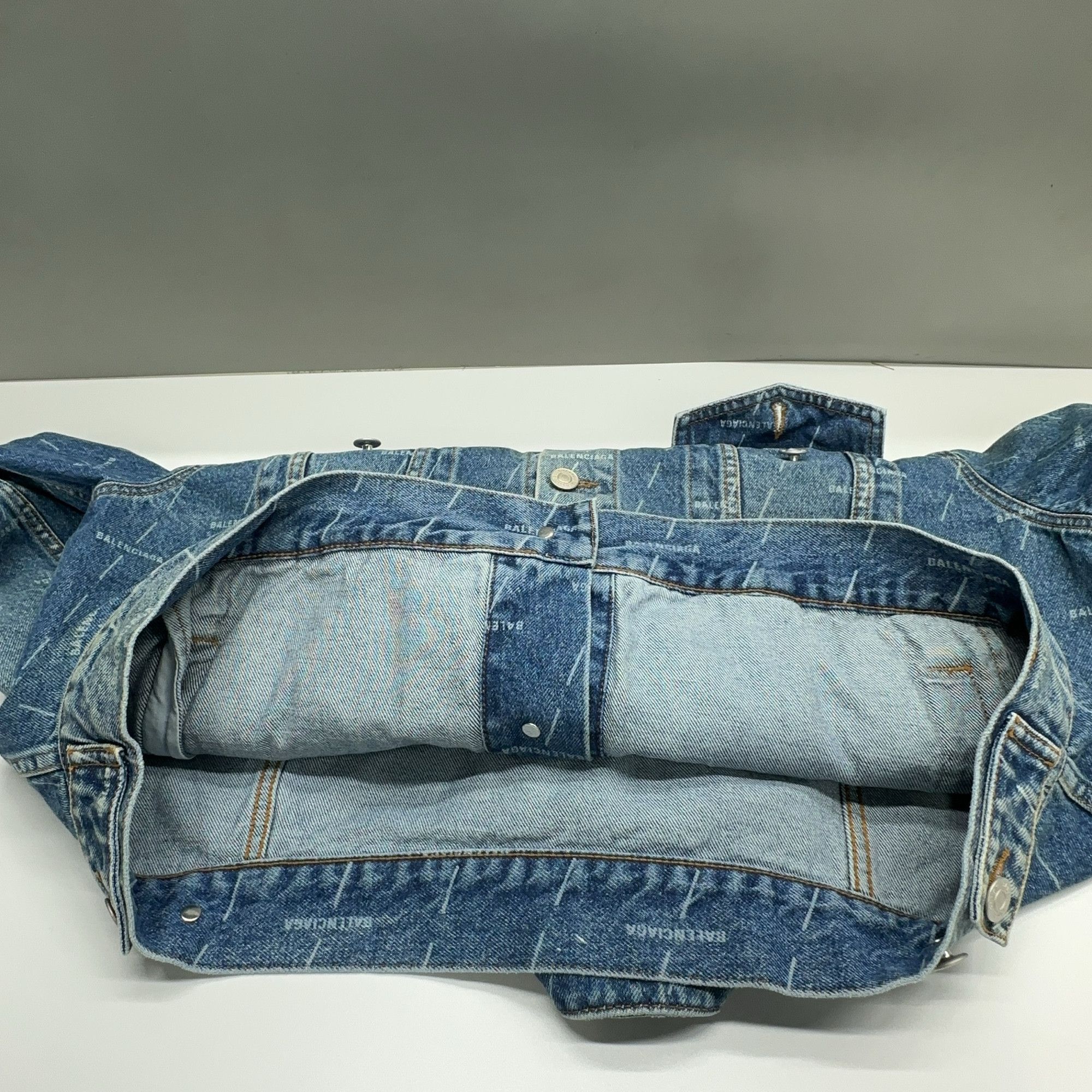 Balenciaga Balenciaga All-over Logo Denim Jacket Size 50 Size US M / EU 48-50 / 2 - 9 Thumbnail