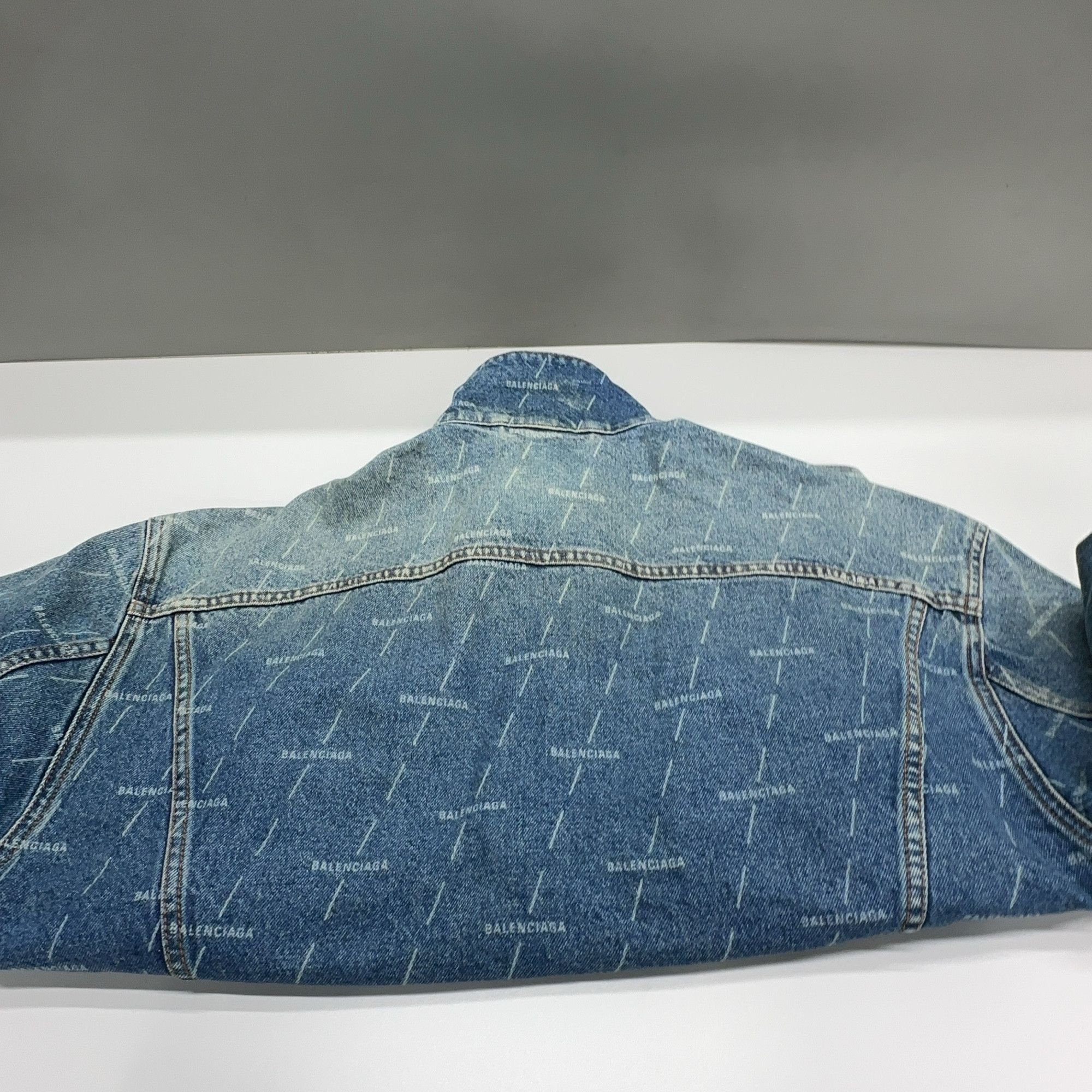 Balenciaga Balenciaga All-over Logo Denim Jacket Size 50 Size US M / EU 48-50 / 2 - 13 Thumbnail