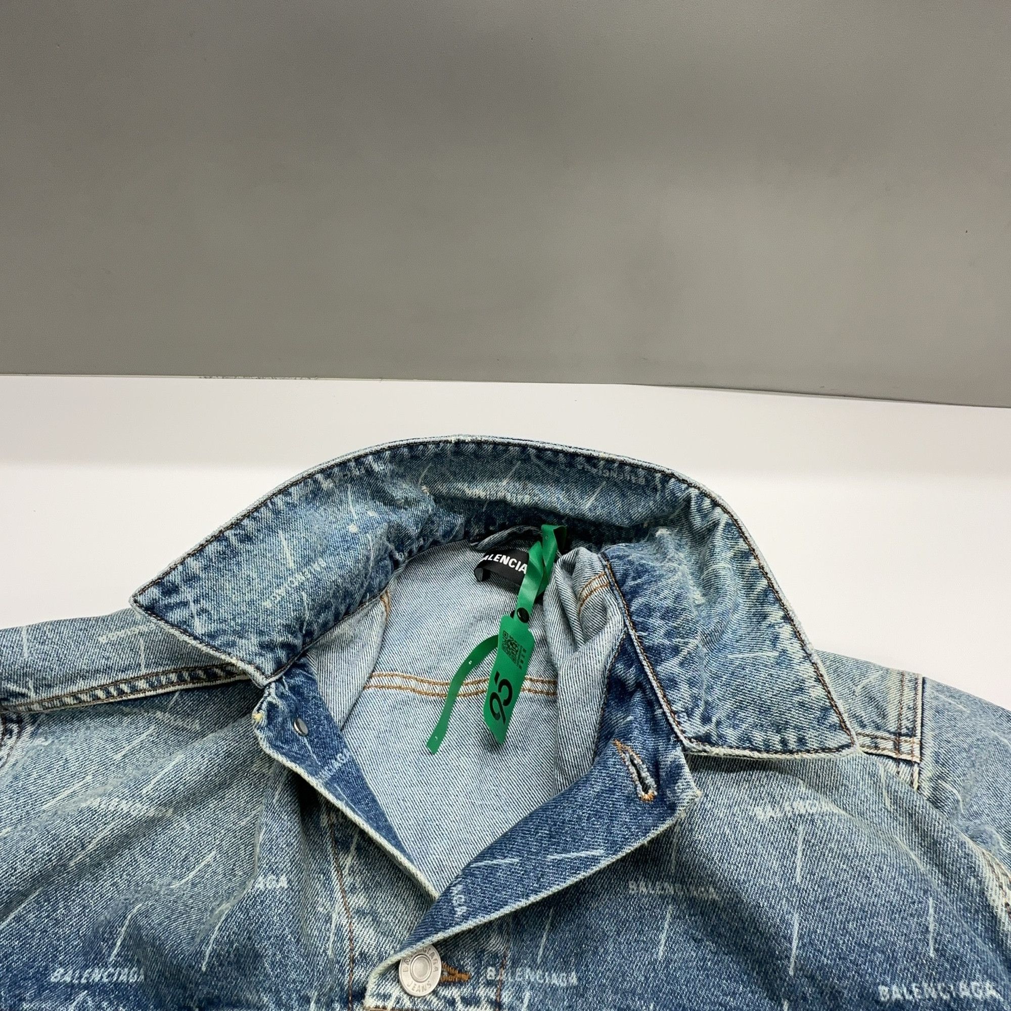 Balenciaga Balenciaga All-over Logo Denim Jacket Size 50 Size US M / EU 48-50 / 2 - 6 Thumbnail