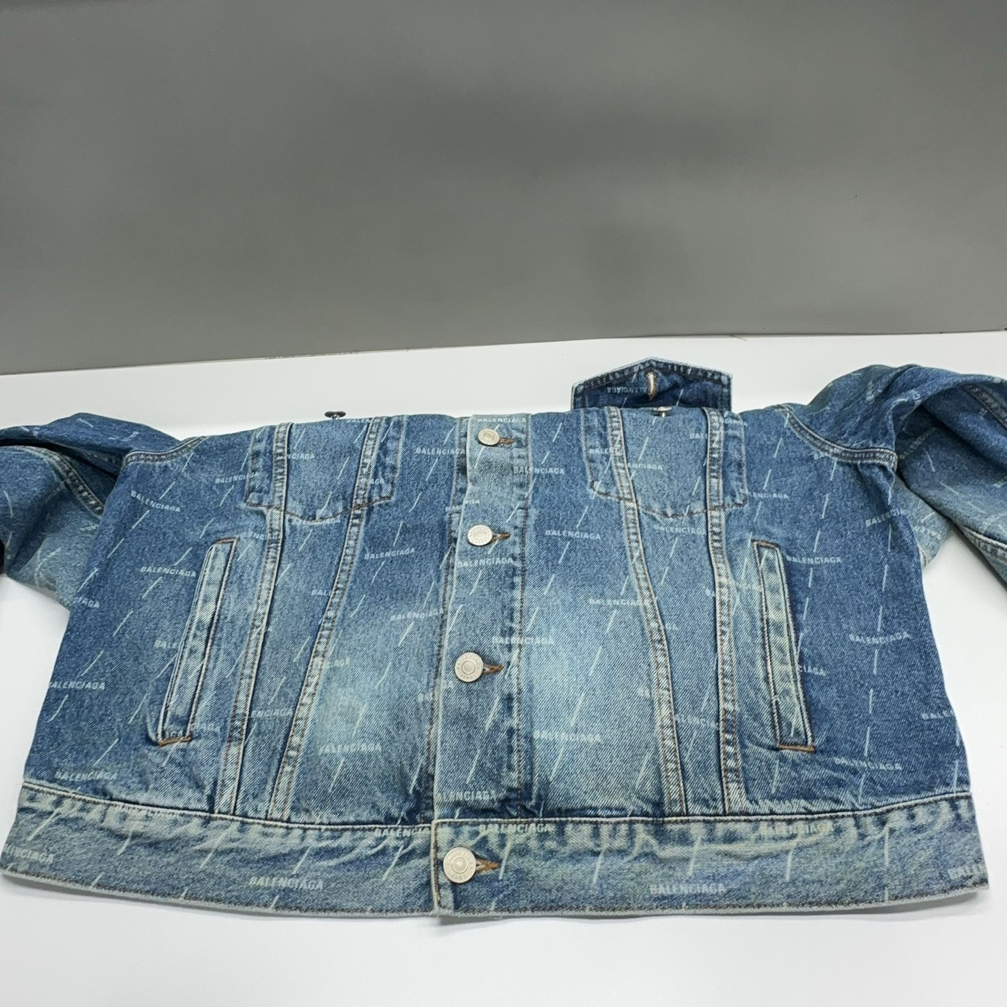 Balenciaga Balenciaga All-over Logo Denim Jacket Size 50 Size US M / EU 48-50 / 2 - 8 Thumbnail