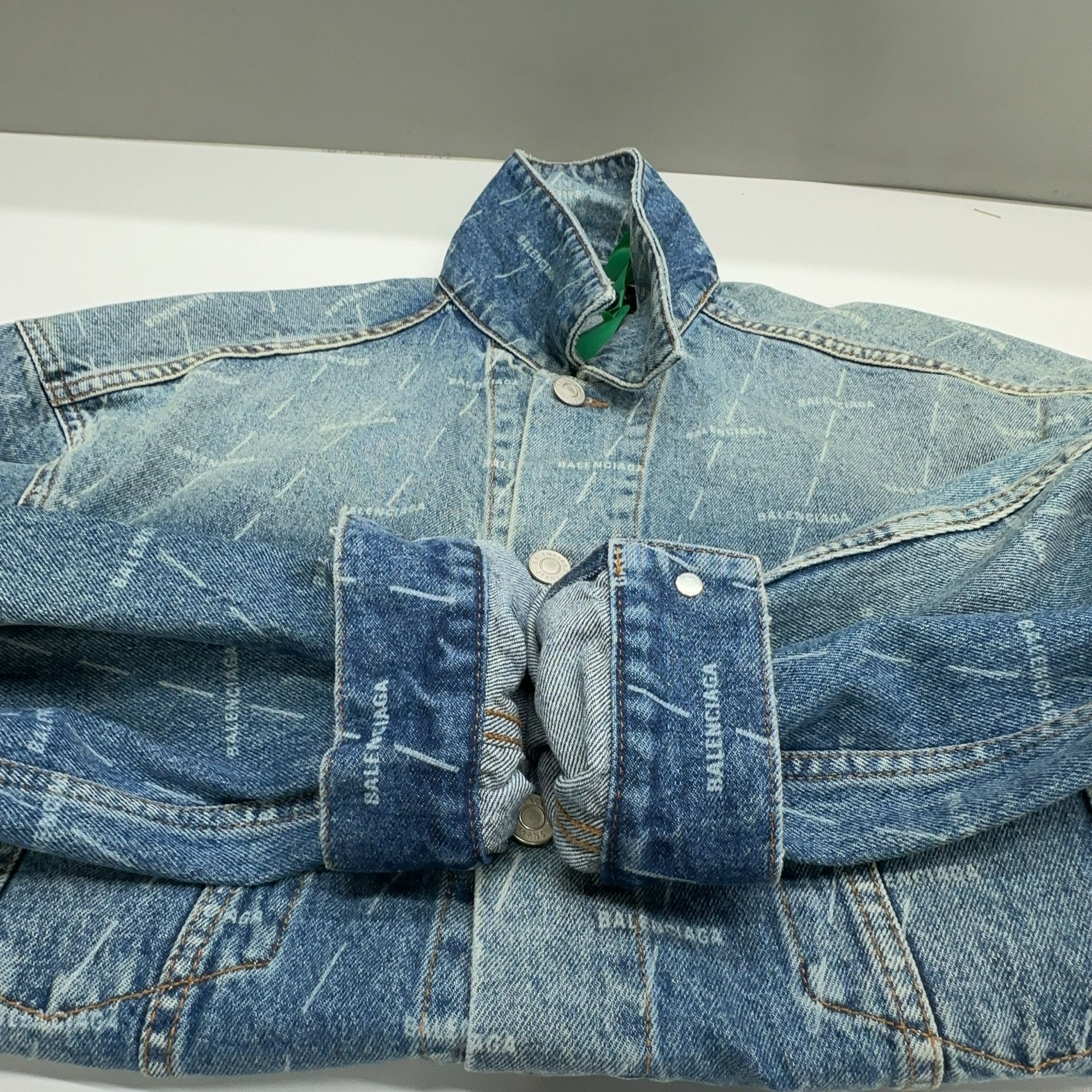 Balenciaga Balenciaga All-over Logo Denim Jacket Size 50 Size US M / EU 48-50 / 2 - 11 Thumbnail