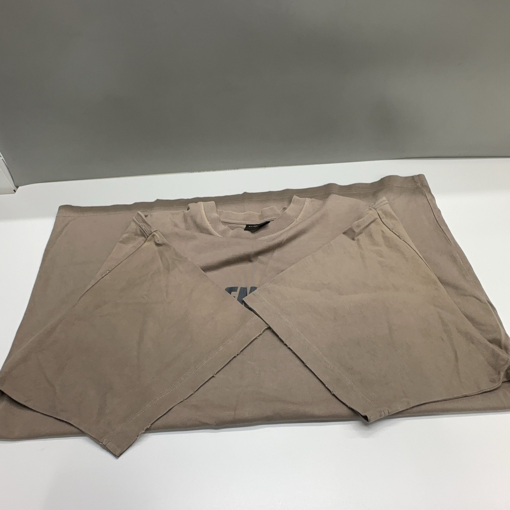 Balenciaga Balenciaga Distressed Logo T-Shirt Size S Size US S / EU 44-46 / 1 - 9 Thumbnail