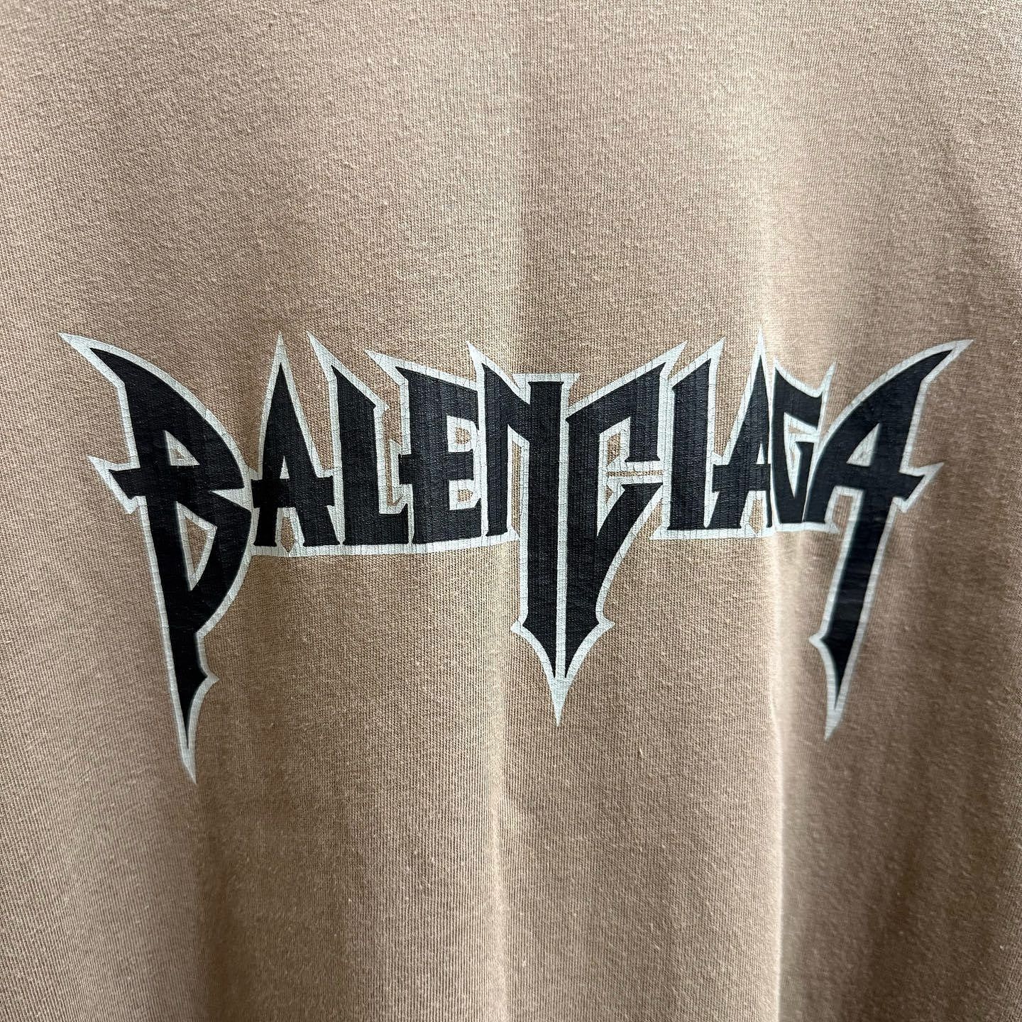 Balenciaga Balenciaga Metal Logo Distressed T-Shirt Brown Size 3 Size US L / EU 52-54 / 3 - 8 Thumbnail