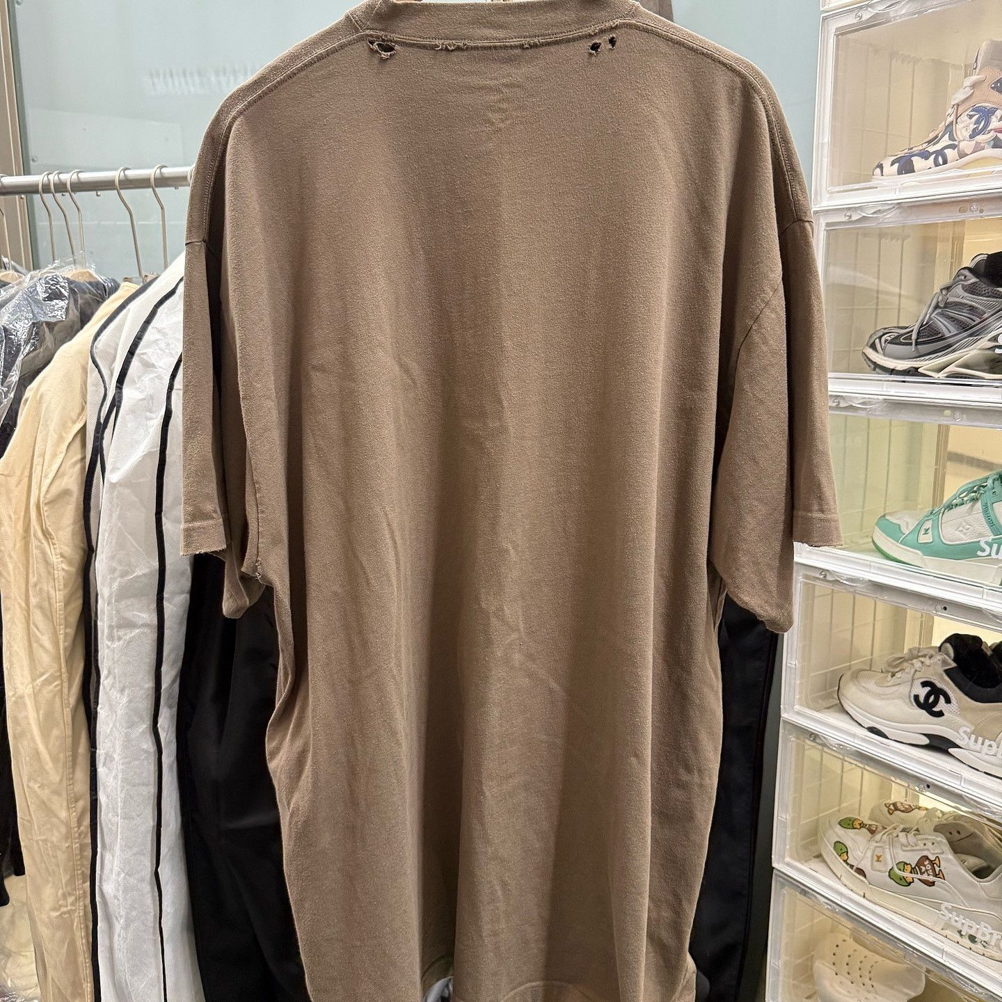 Balenciaga Balenciaga Metal Logo Distressed T-Shirt Brown Size 3 Size US L / EU 52-54 / 3 - 2 Thumbnail