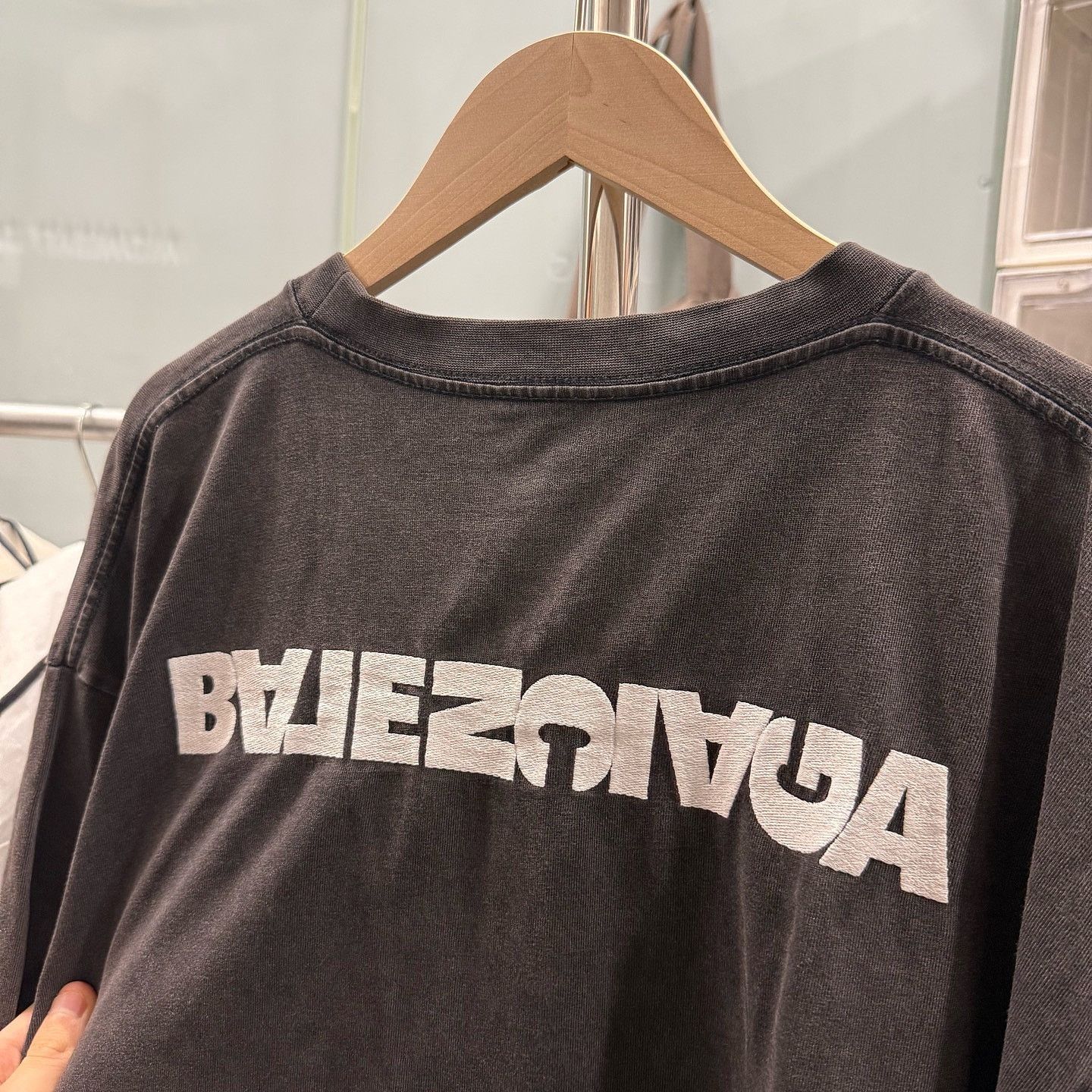 Balenciaga Balenciaga Logo Back Print T-Shirt Size S Size US S / EU 44-46 / 1 - 5 Thumbnail