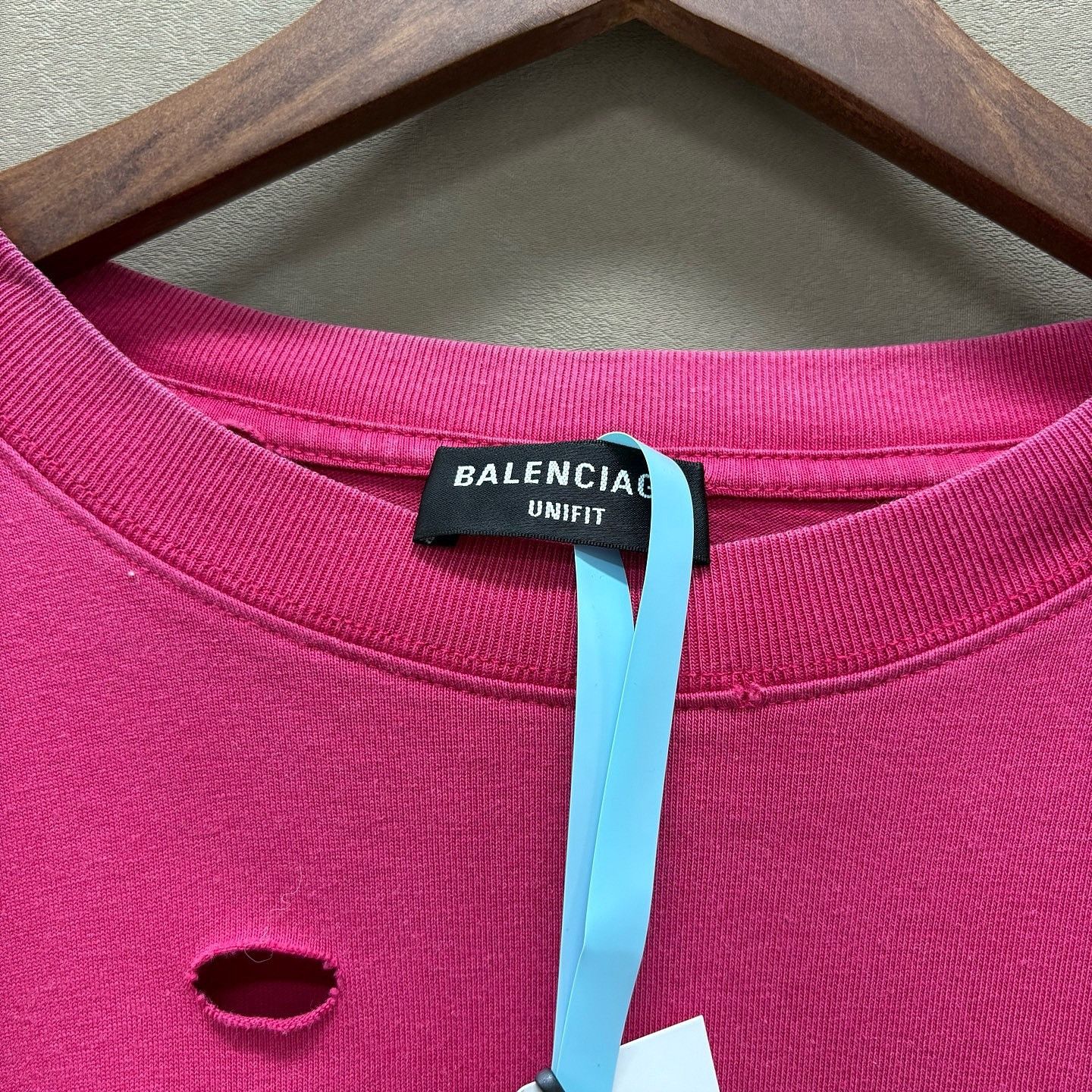 Balenciaga Balenciaga Distressed Logo T-Shirt Red Size M Size US M / EU 48-50 / 2 - 3 Thumbnail