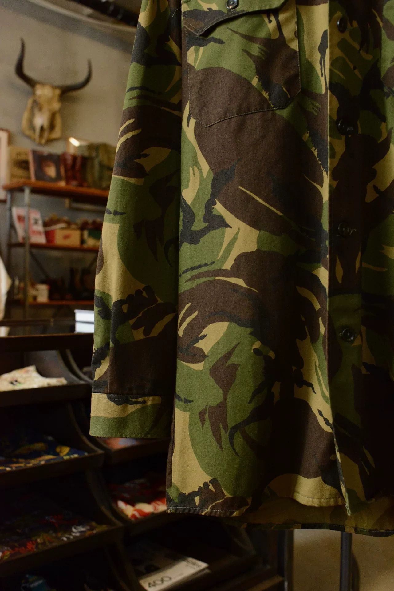 Vintage Vintage 1990s Dutch Military Camo Shirt Size US L / EU 52-54 / 3 - 4 Thumbnail