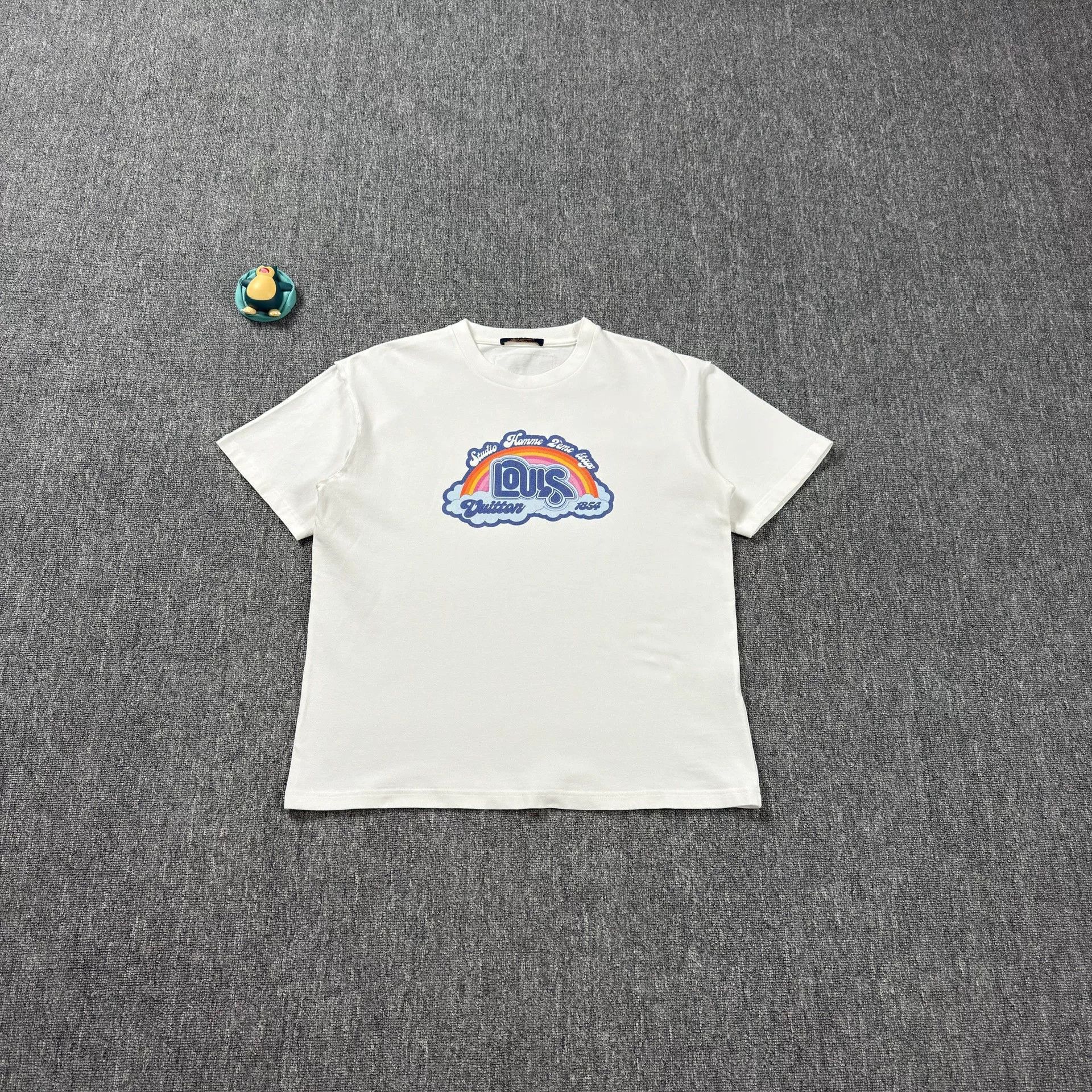 Louis Vuitton Louis Vuitton Rainbow Graphic T-Shirt XL Size US XL / EU 56 / 4 - 2 Thumbnail