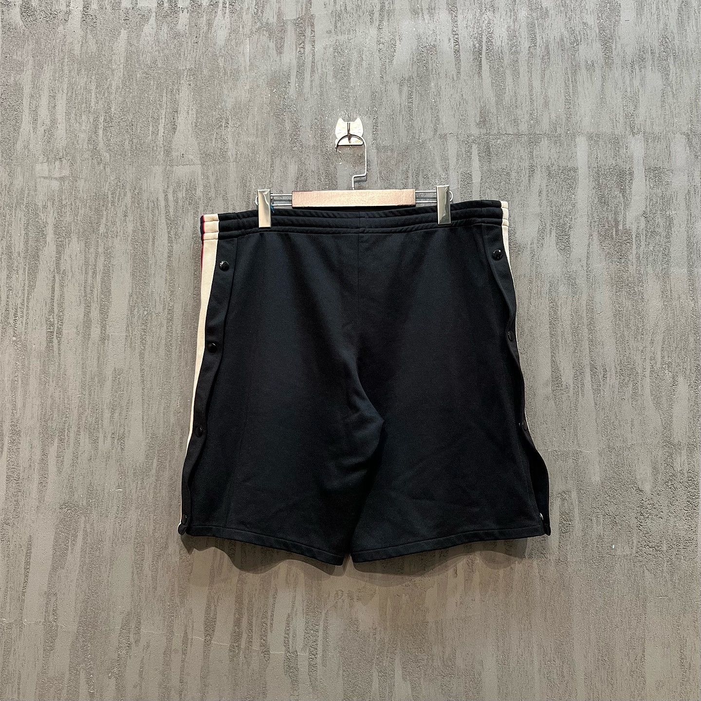 Gucci Gucci Side Stripe Logo Shorts Size L Size US 34 / EU 50 - 2 Thumbnail