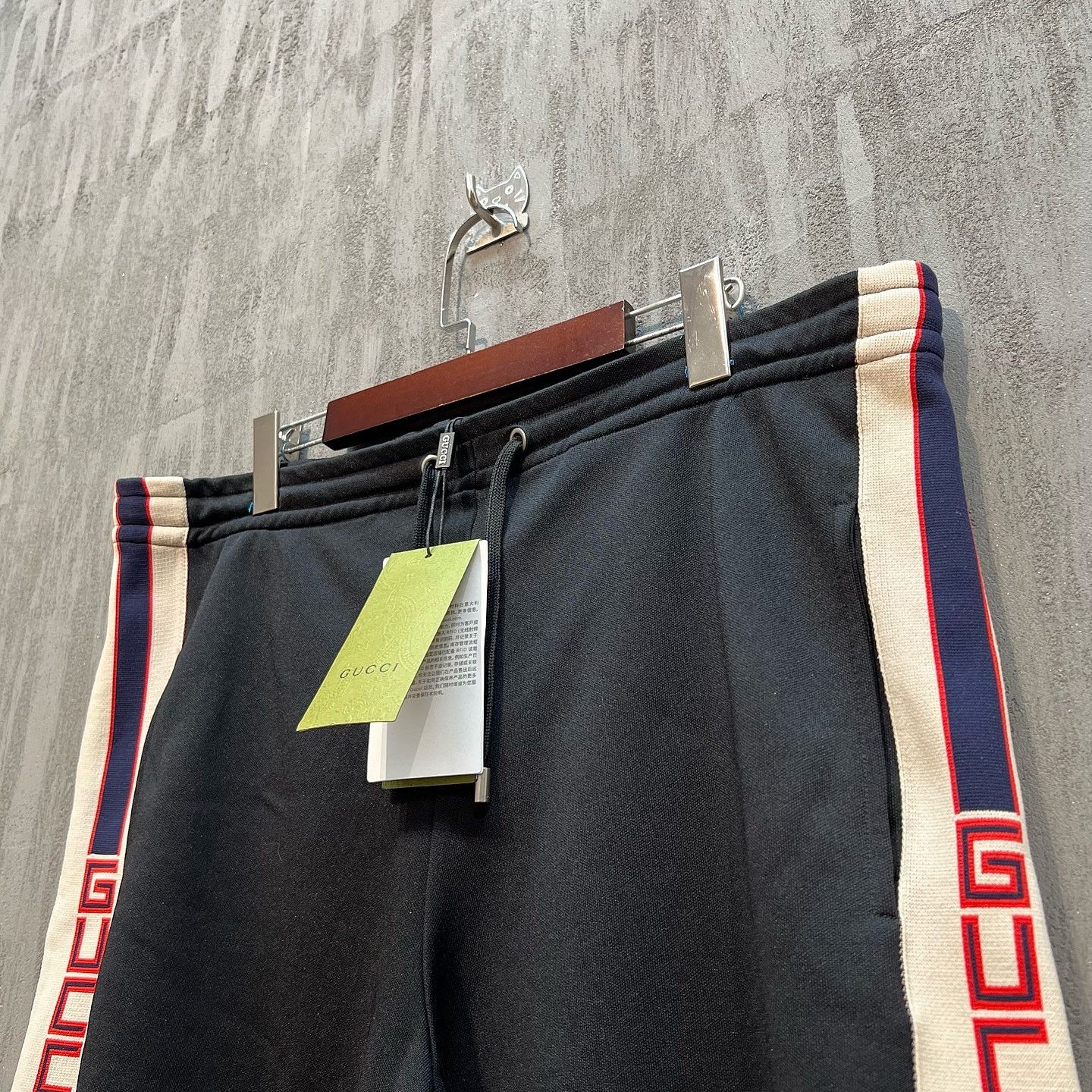 Gucci Gucci Side Stripe Logo Shorts Size L Size US 34 / EU 50 - 6 Thumbnail