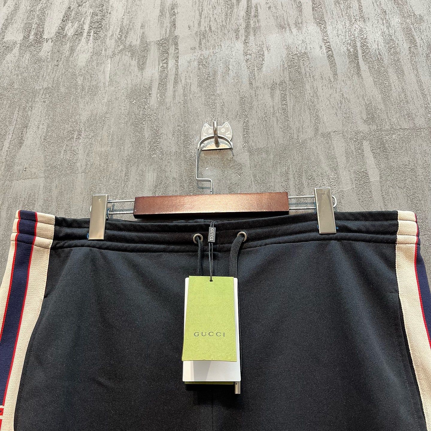 Gucci Gucci Side Stripe Logo Shorts Size L Size US 34 / EU 50 - 5 Thumbnail