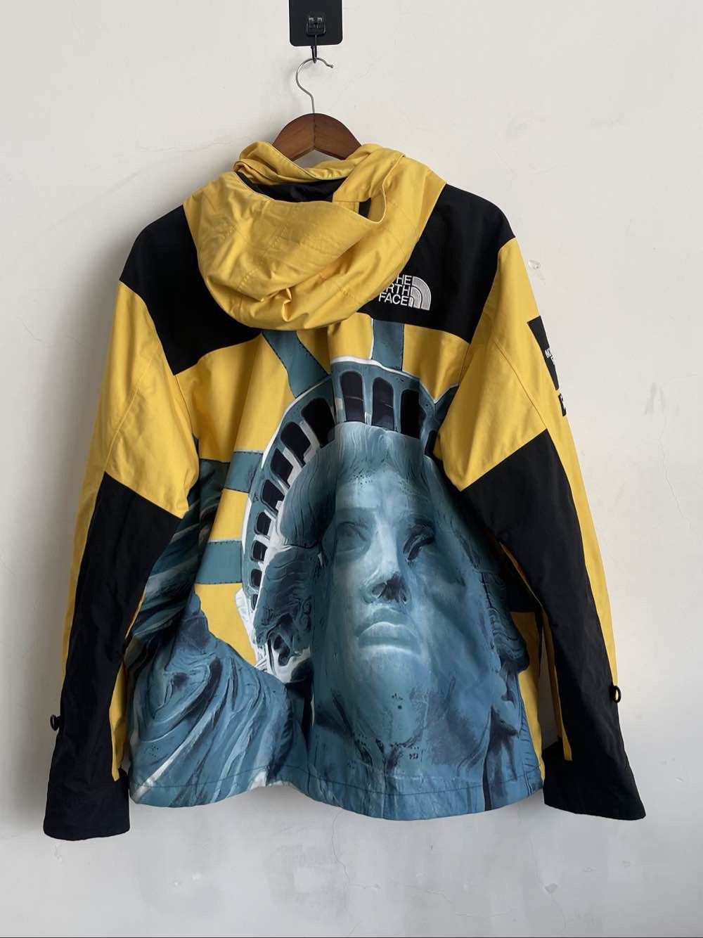 Supreme Supreme x The North Face Statue of Liberty Jacket Size L Size US L / EU 52-54 / 3 - 2 Thumbnail