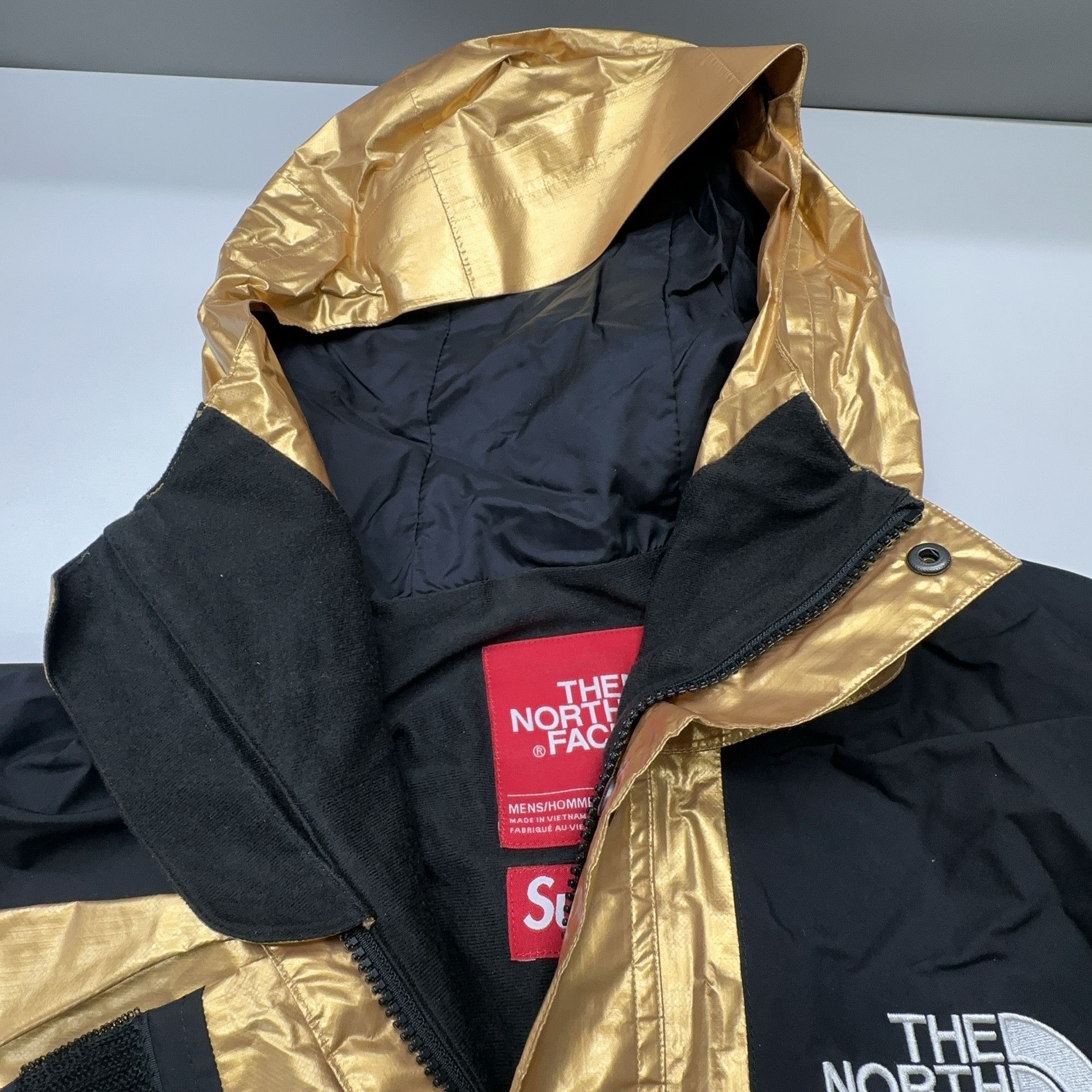 Supreme × The North Face Supreme x The North Face Metallic Parka Gold Size L Size US L / EU 52-54 / 3 - 5 Thumbnail