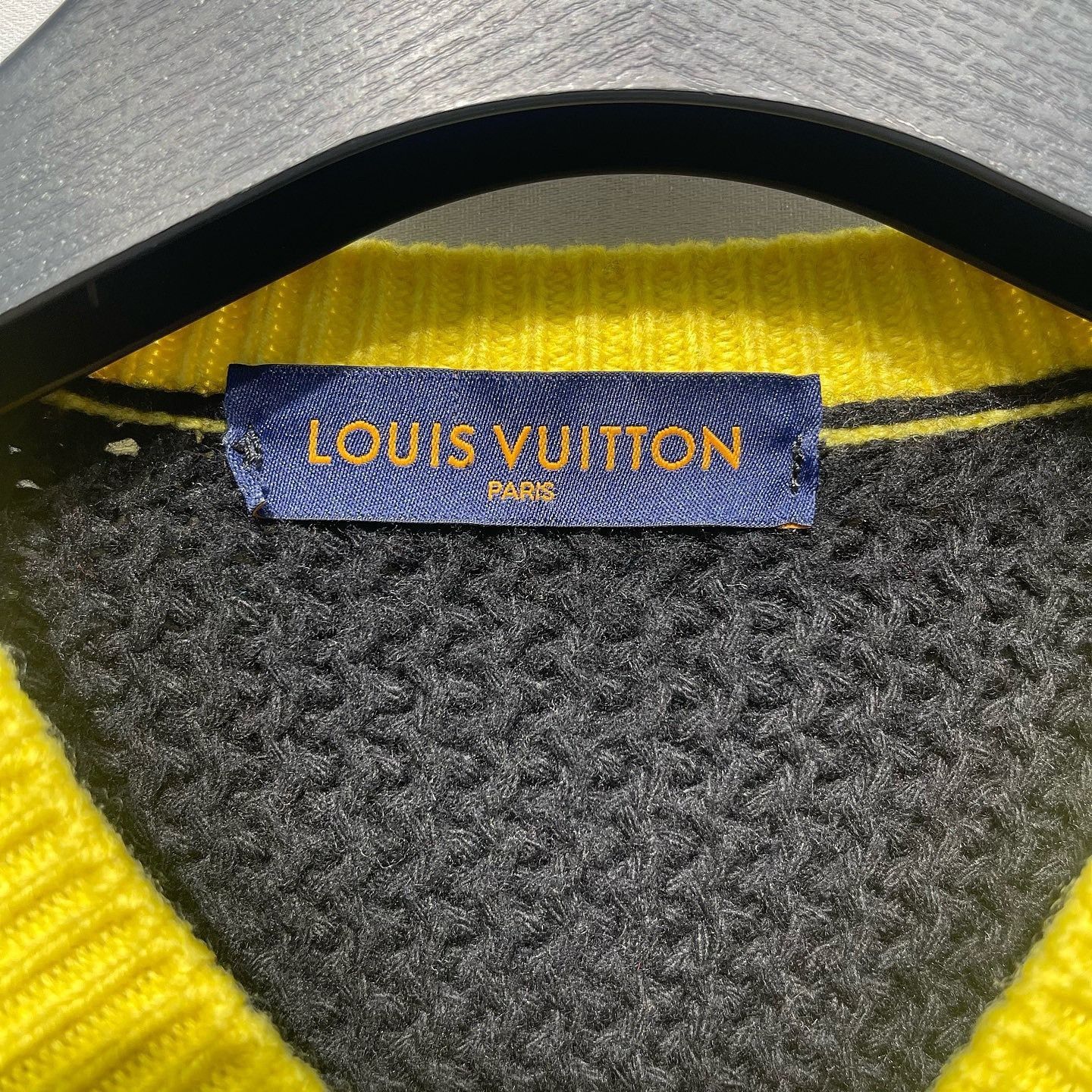 Louis Vuitton Logo Stripe V-Neck Sweater in Black Size US M / EU 48-50 / 2 - 3 Thumbnail