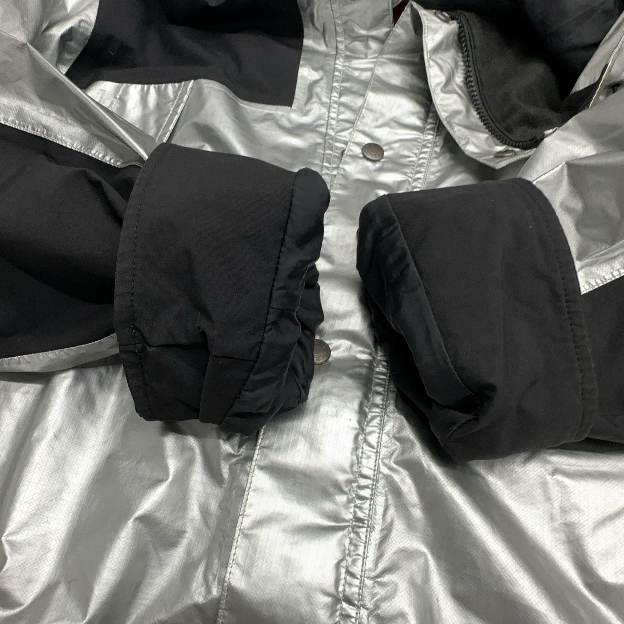 Supreme Supreme x The North Face Metallic Jacket Size L Size US L / EU 52-54 / 3 - 12 Thumbnail