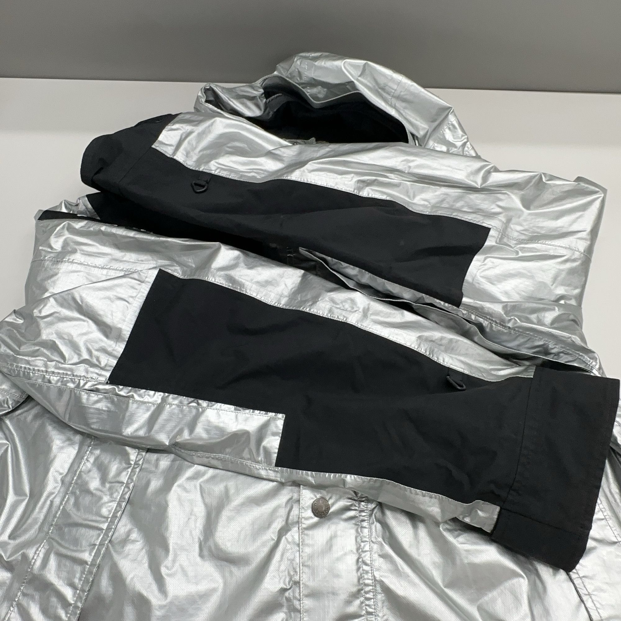 Supreme Supreme x The North Face Metallic Jacket Size L Size US L / EU 52-54 / 3 - 13 Thumbnail