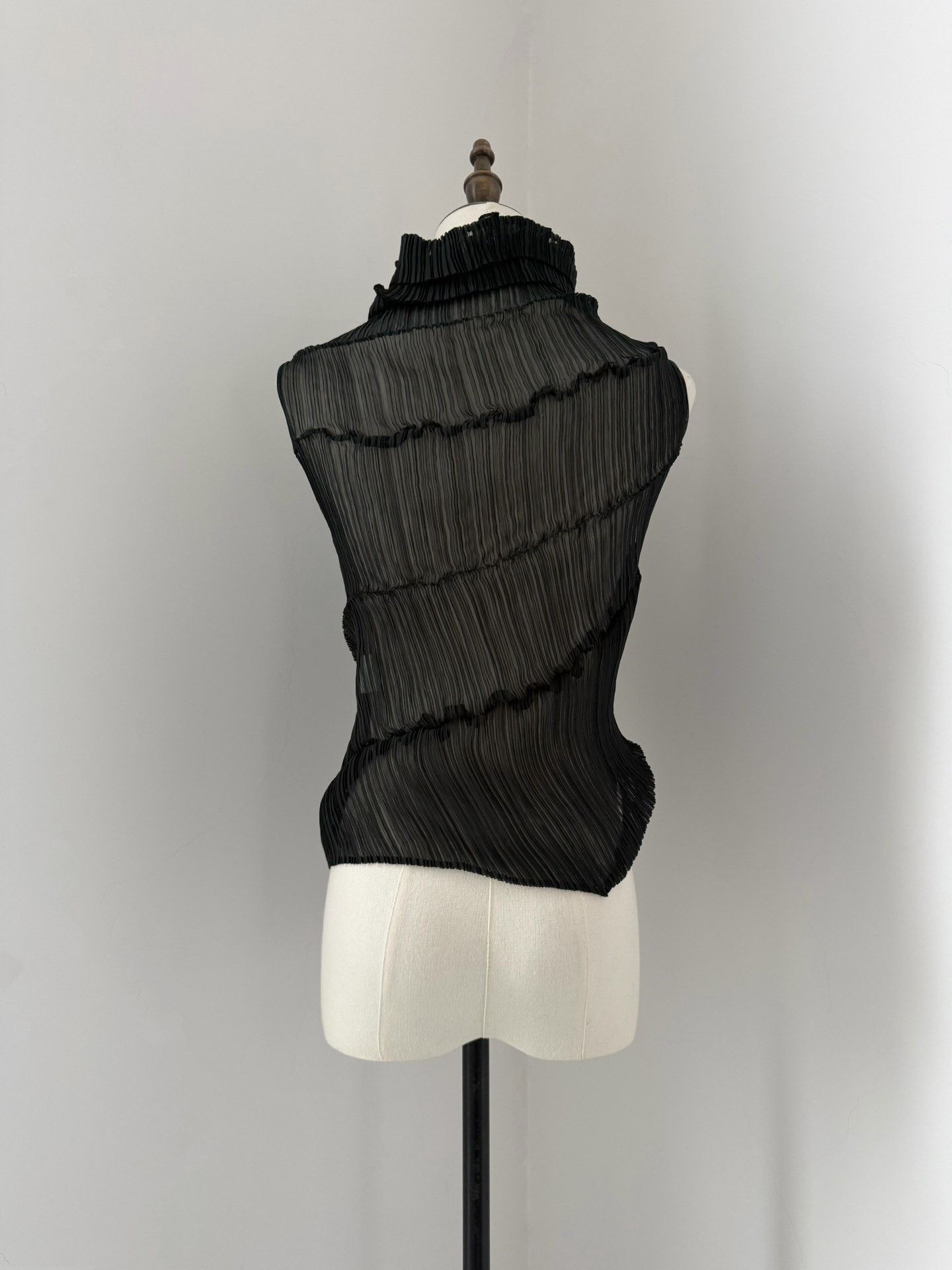 Issey Miyake Issey Miyake 1993 Spiral Pleat High Neck Top Size M / US 6-8 / IT 42-44 - 4 Thumbnail
