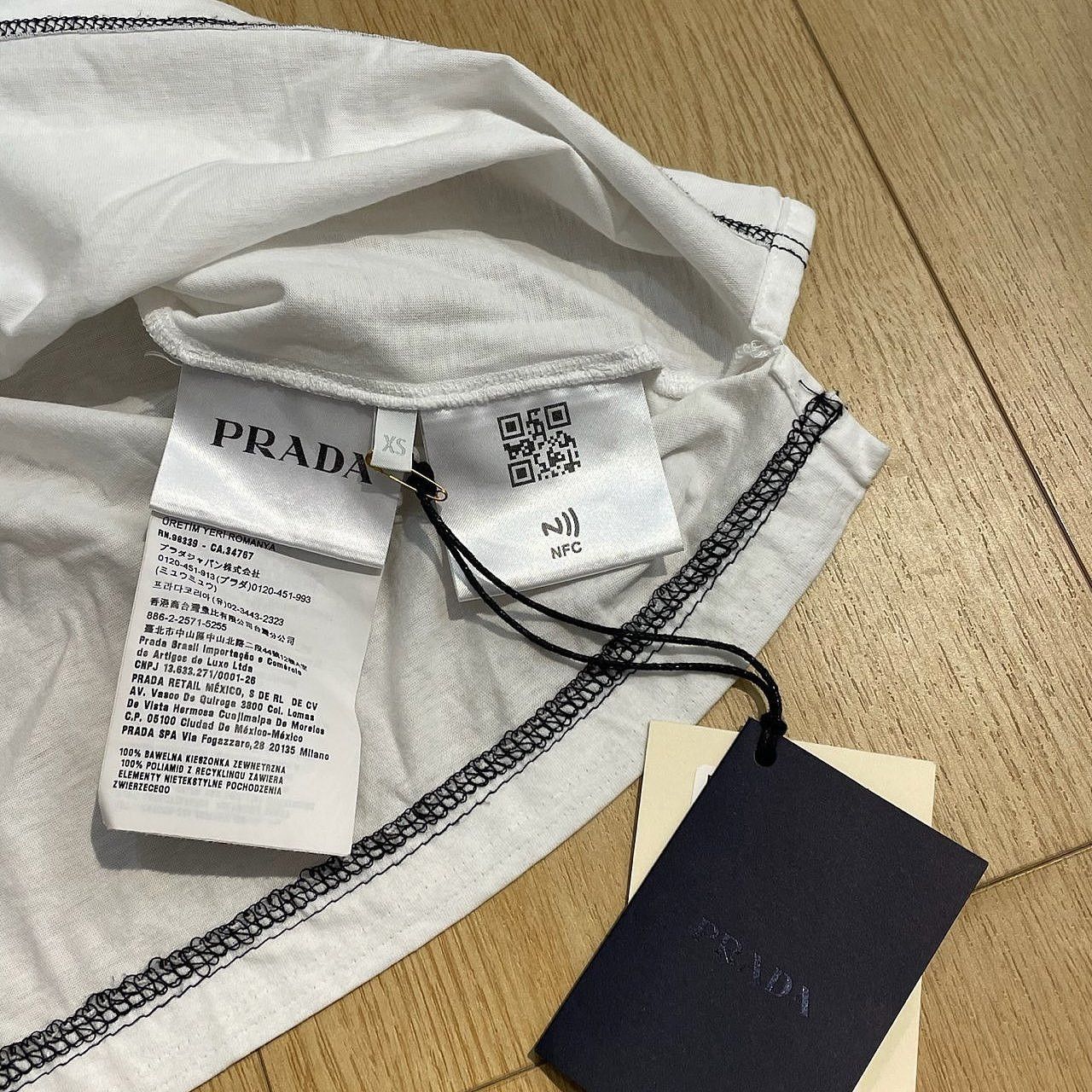 Prada Minimalist Logo Pocket T-Shirt in White Size US XS / EU 42 / 0 - 5 Thumbnail