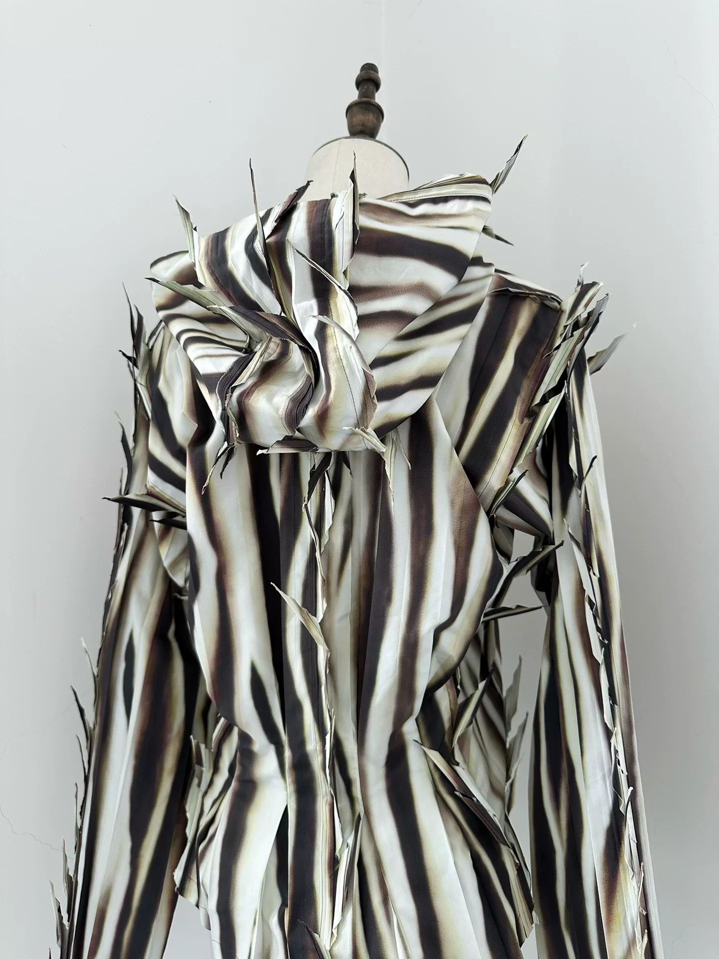 Issey Miyake Issey Miyake 2007 Runway Thorn Hooded Shirt Size L / US 10 / IT 46 - 6 Thumbnail