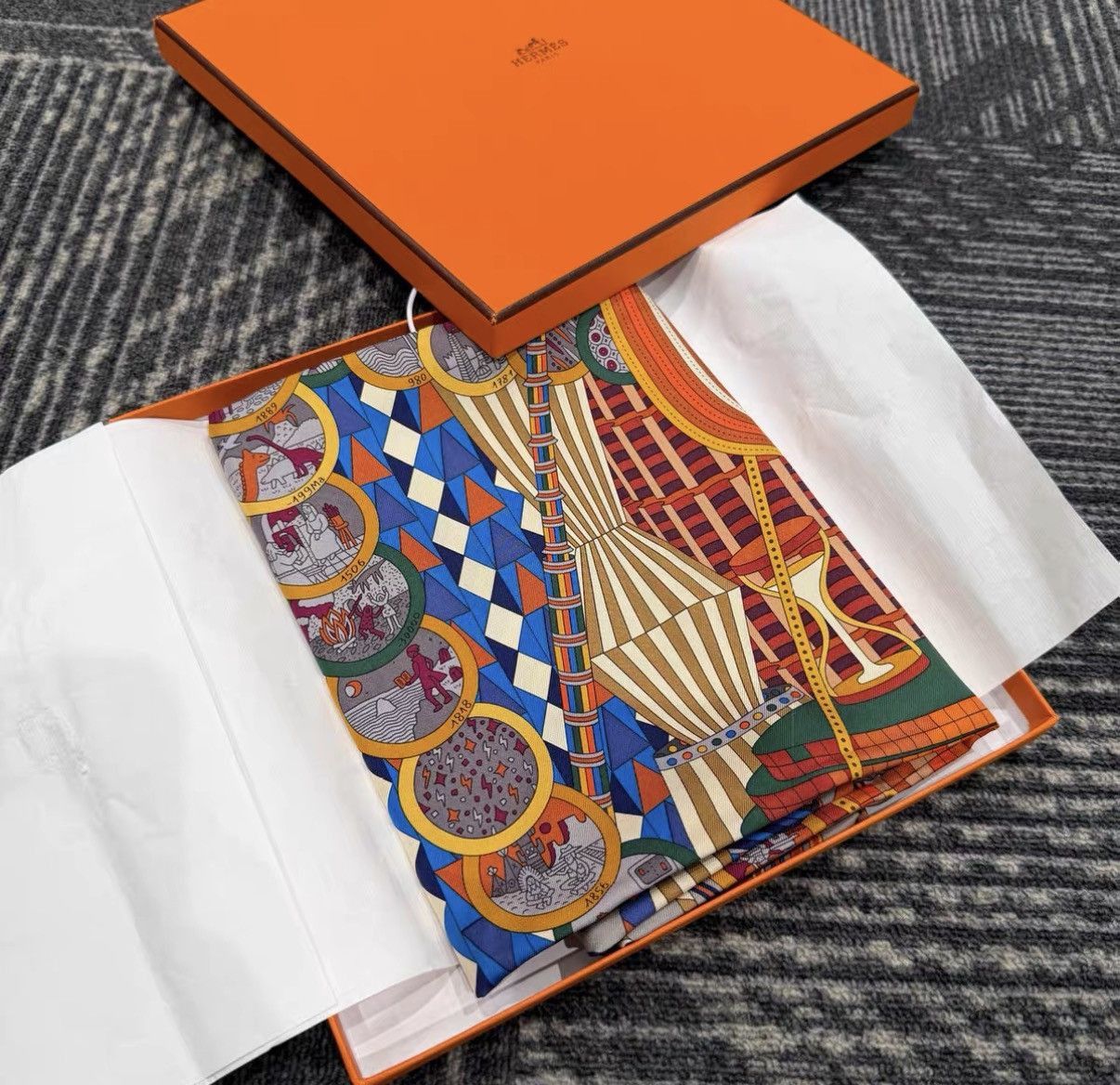 Hermes Silk Scarf in Vibrant Orange Size ONE SIZE - 2 Thumbnail