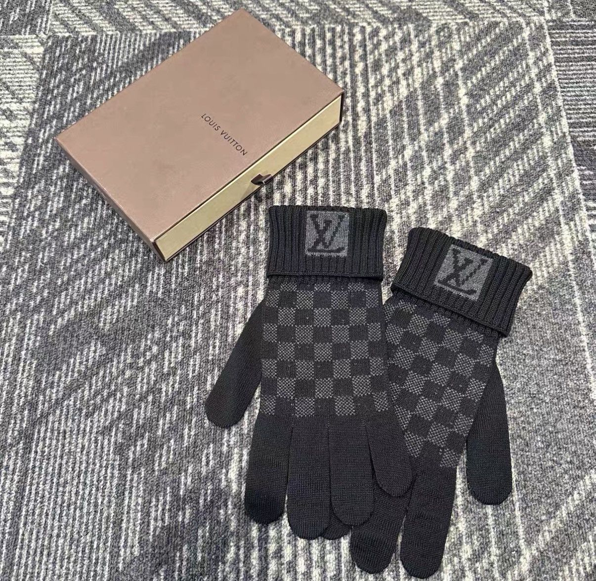 Louis Vuitton Stylish Gray Wool Gloves Size ONE SIZE - 4 Thumbnail