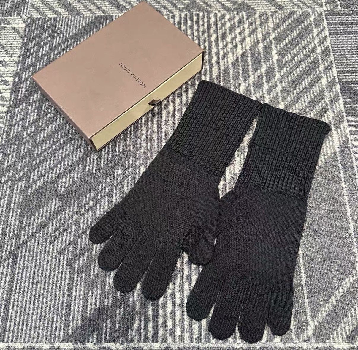 Louis Vuitton Stylish Gray Wool Gloves Size ONE SIZE - 2 Thumbnail
