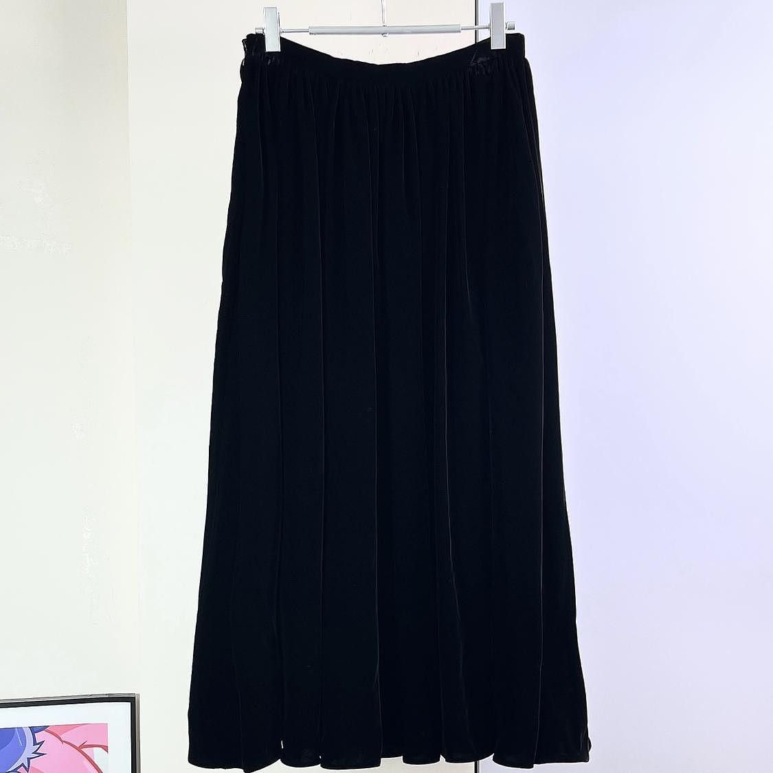Dior Dior Black Velvet Midi Skirt Size FR 38 Size 27" / US 4 / IT 40 - 2 Thumbnail