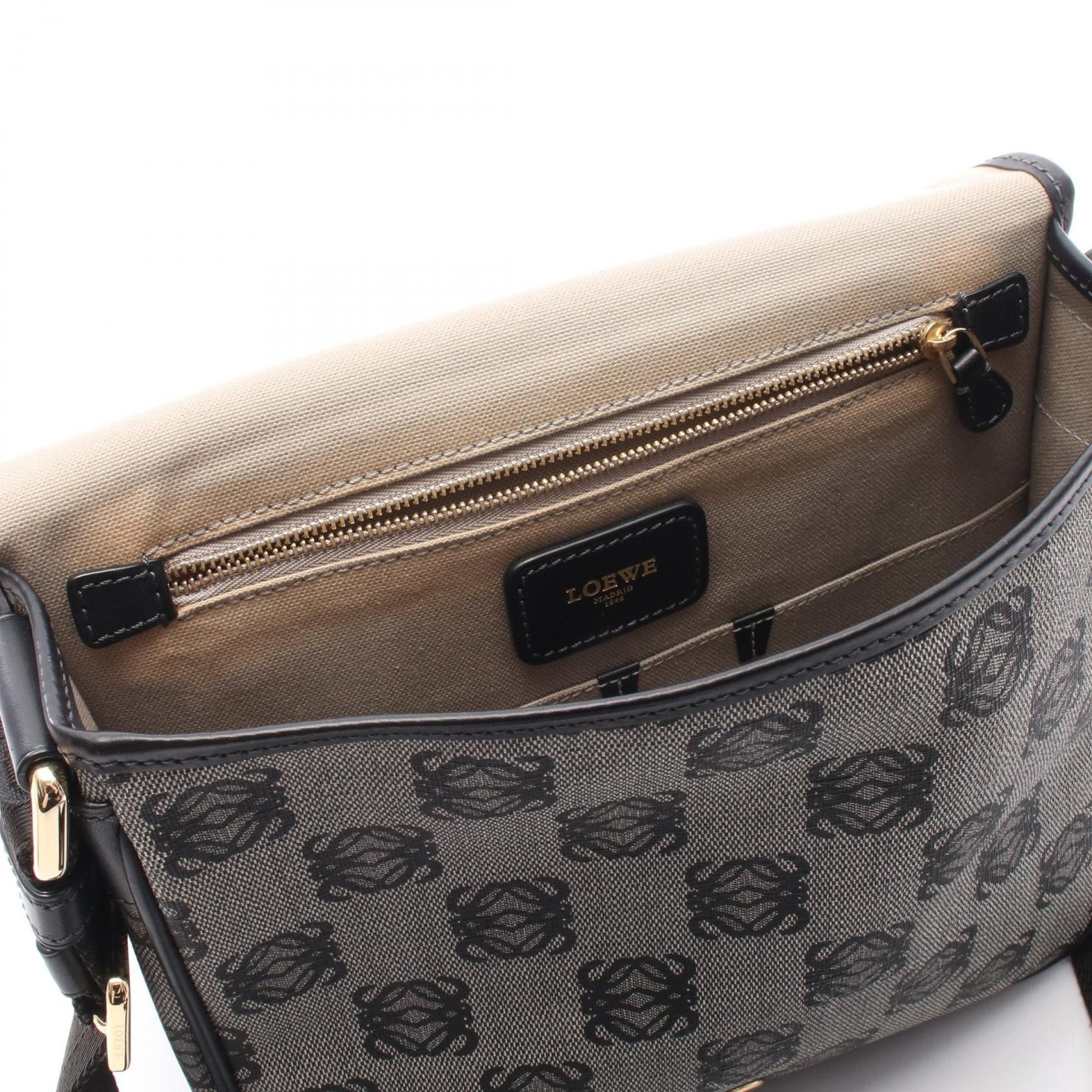 Loewe Loewe Loewe Anagram PVC Coated Canvas Leather Shoulder Bag Plastic / Synthetic Shoulder Bag DUTY FREE for USA Size ONE SIZE - 5 Thumbnail