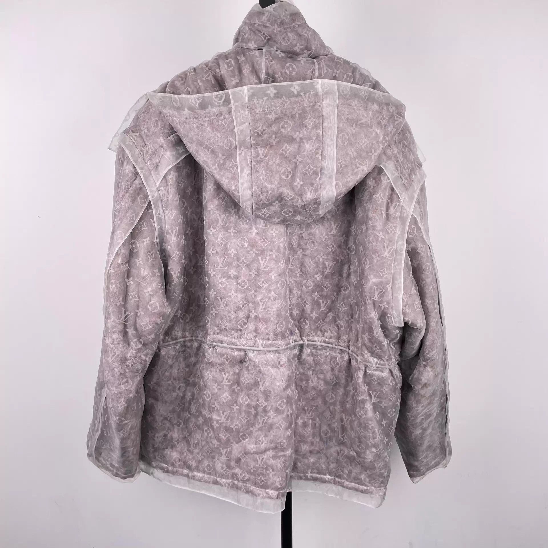 Louis Vuitton All-Over Print Silk Jacket in Gray Size US M / EU 48-50 / 2 - 2 Thumbnail