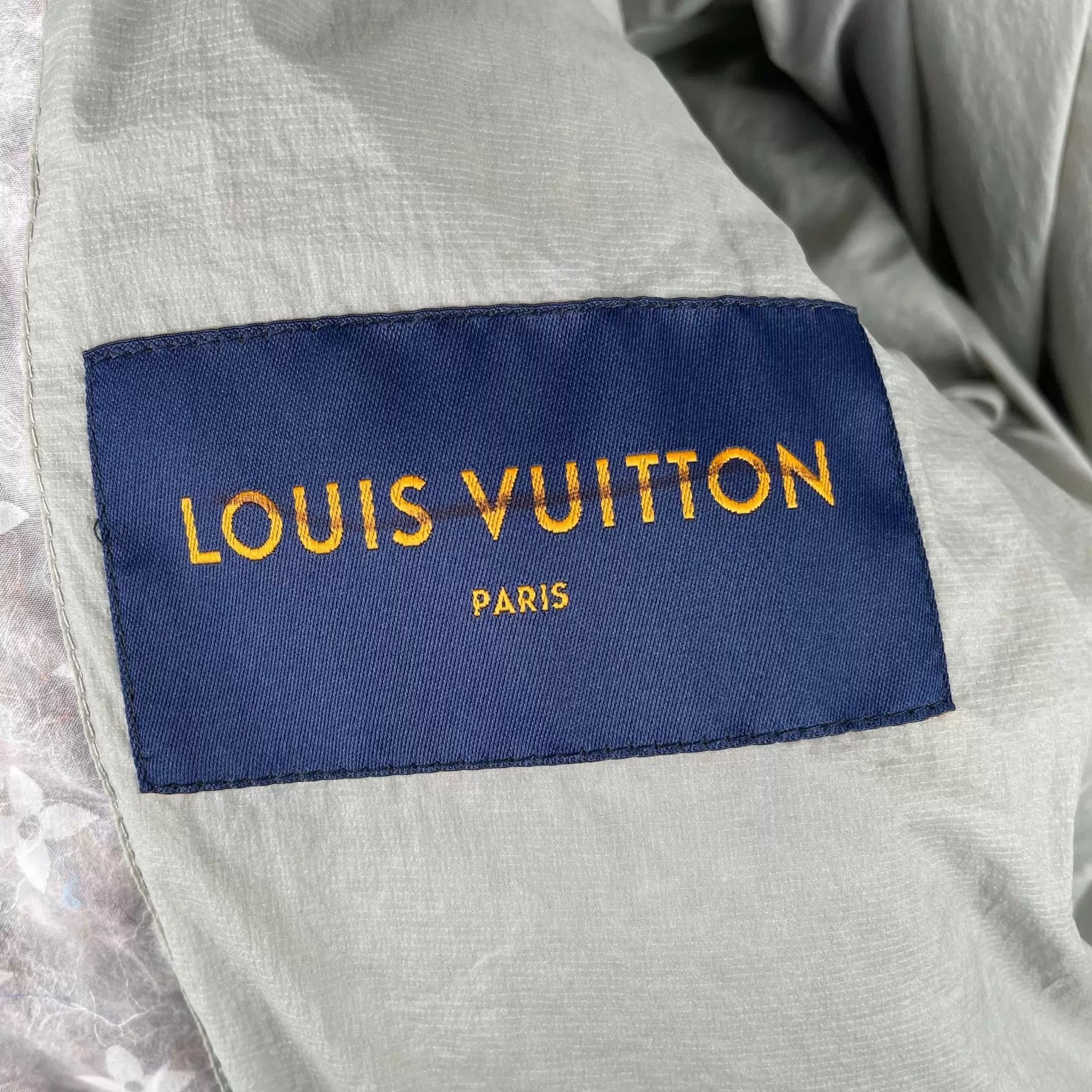 Louis Vuitton All-Over Print Silk Jacket in Gray Size US M / EU 48-50 / 2 - 3 Thumbnail