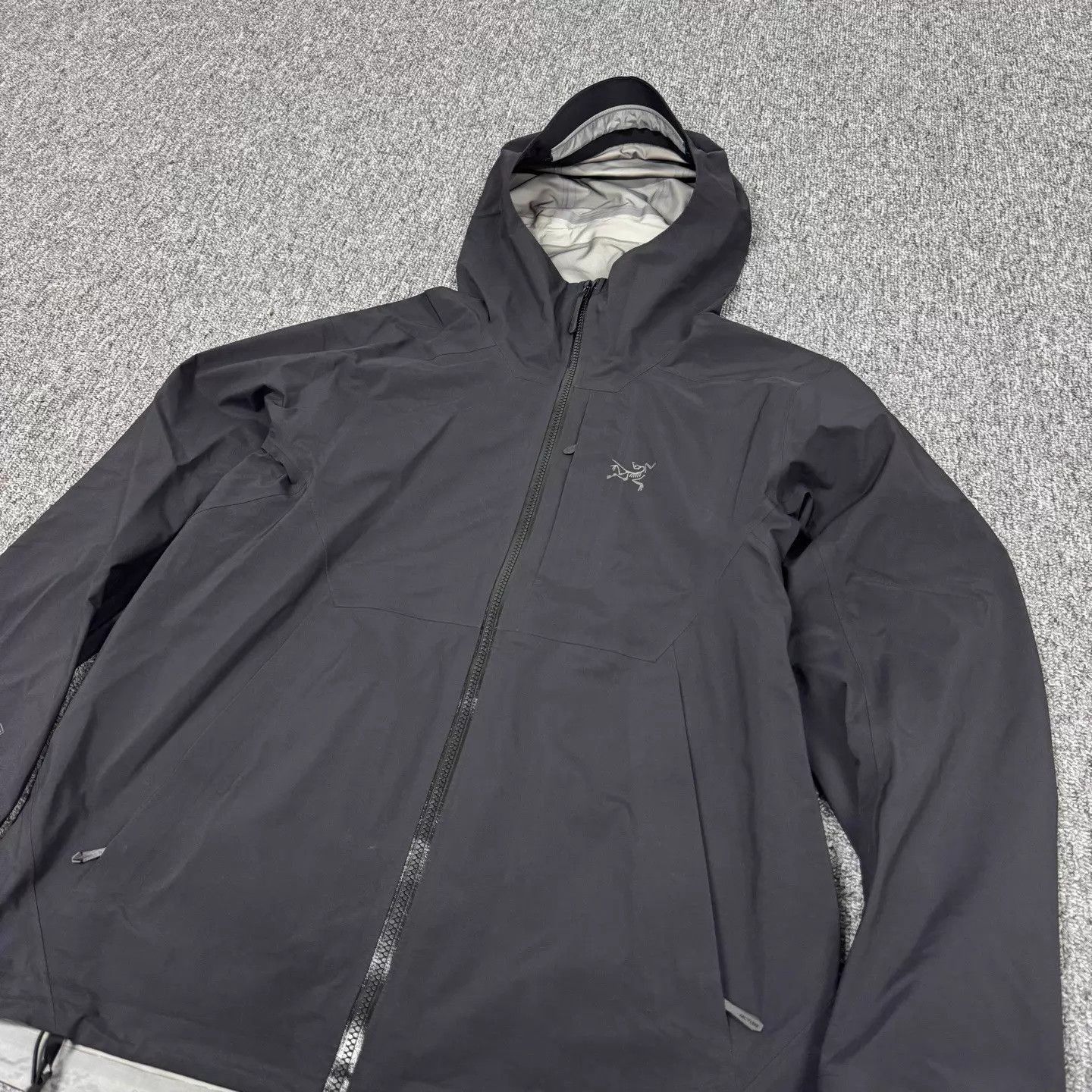 Arc'teryx Lightweight Hooded Shell Jacket in Black Size US M / EU 48-50 / 2 - 3 Thumbnail