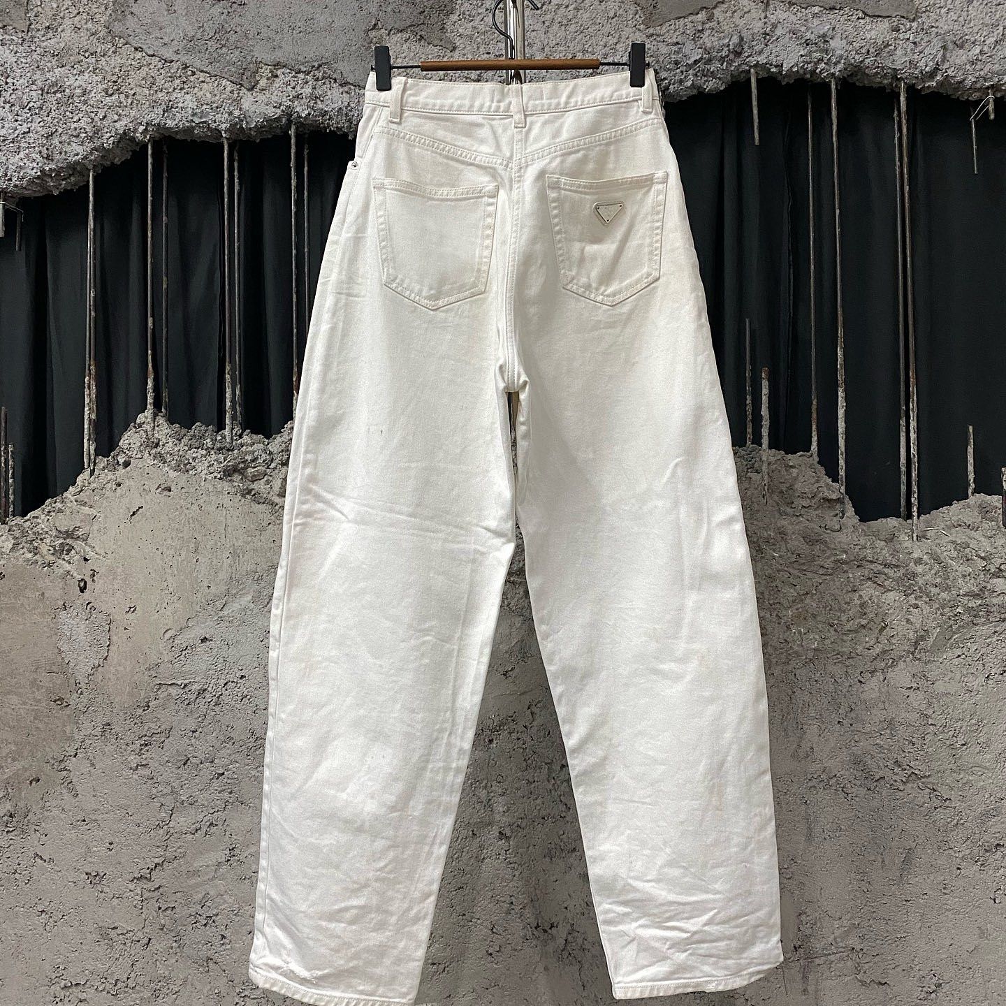 Prada Prada Triangle Logo White Jeans Size 26 Size 26" / US 2 / IT 38 - 2 Thumbnail