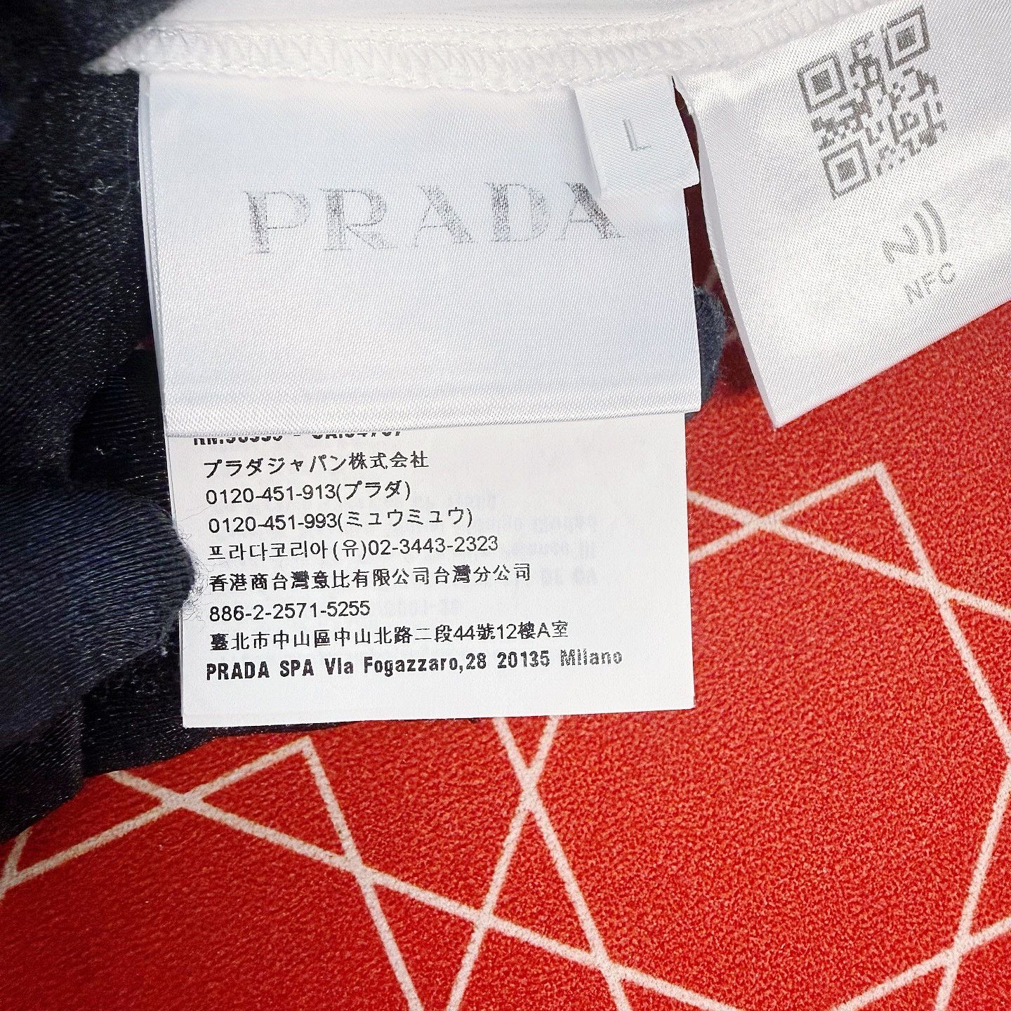 Prada Prada Triangle Logo Patch T-Shirt Size L Size US L / EU 52-54 / 3 - 4 Thumbnail