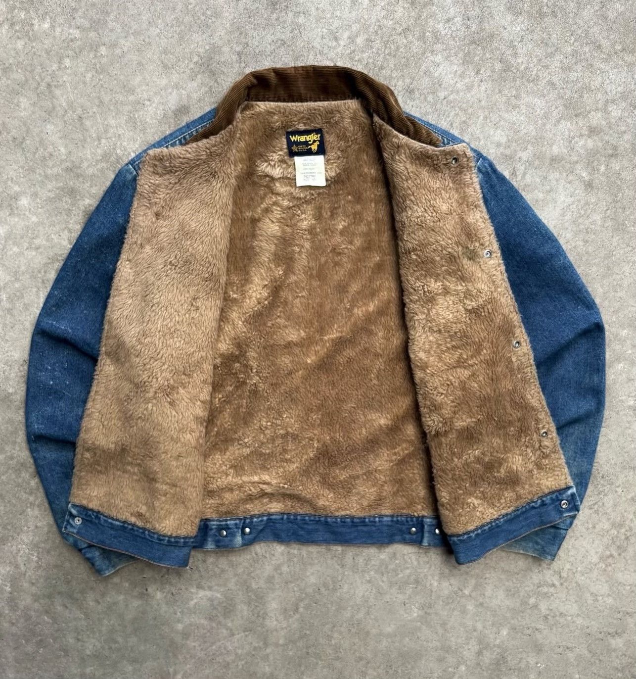 Vintage Vintage Wrangler 1980s Denim Sherpa Lined Trucker Jacket Size US M / EU 48-50 / 2 - 5 Thumbnail