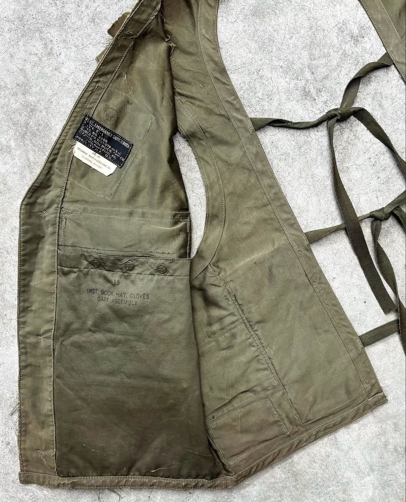 Vintage 1940s USAF C-1 Emergency Sustenance Vest Size US M / EU 48-50 / 2 - 3 Thumbnail